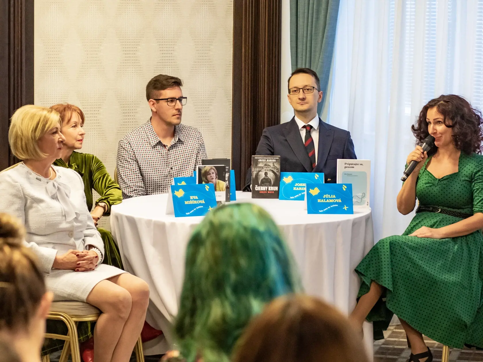 Tlačová konferencia knižného vydavateľstva Ikar. Na fotke: Ľudmila Lacková a Eva Mišíková, Jozef Karika