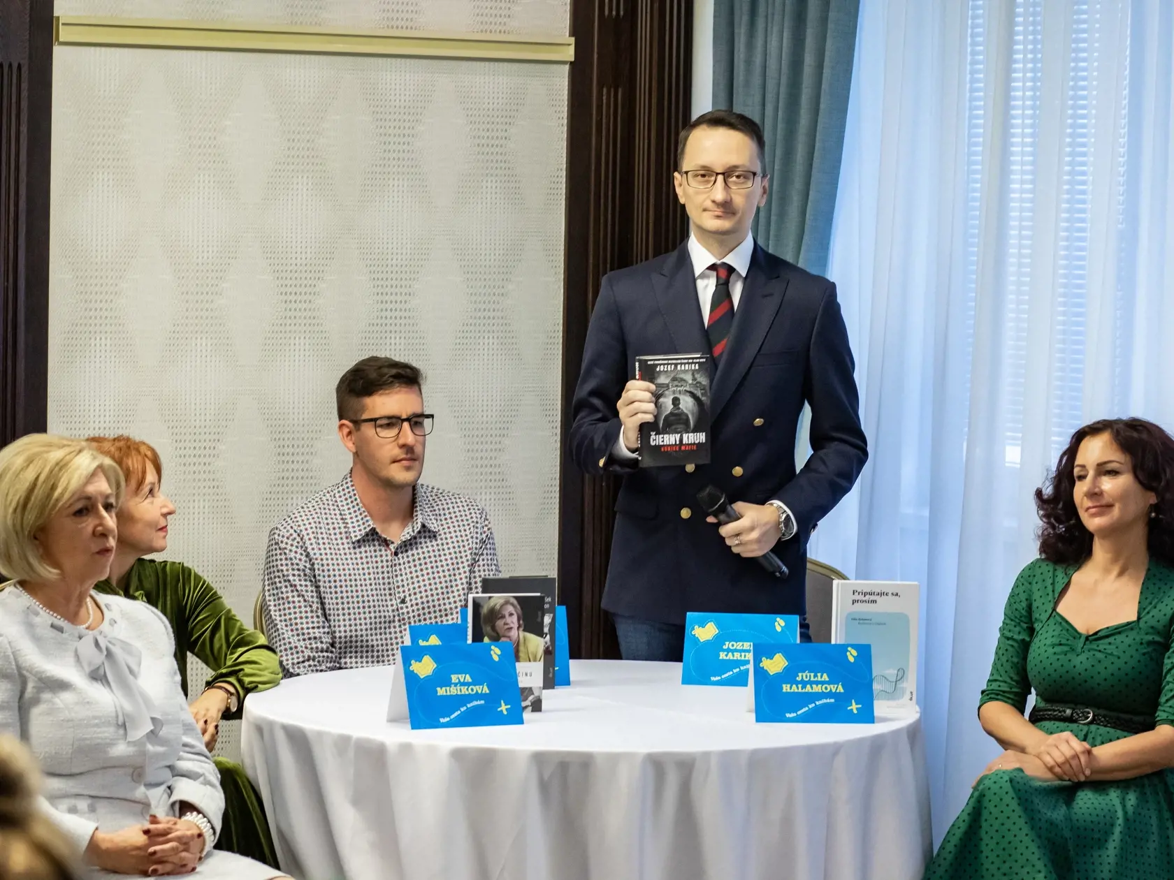 Tlačová konferencia knižného vydavateľstva Ikar. Na fotke: Ľudmila Lacková a Eva Mišíková, Jozef Karika