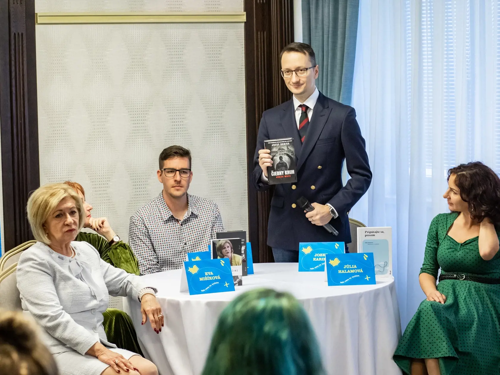 Tlačová konferencia knižného vydavateľstva Ikar. Na fotke: Ľudmila Lacková a Eva Mišíková, Jozef Karika