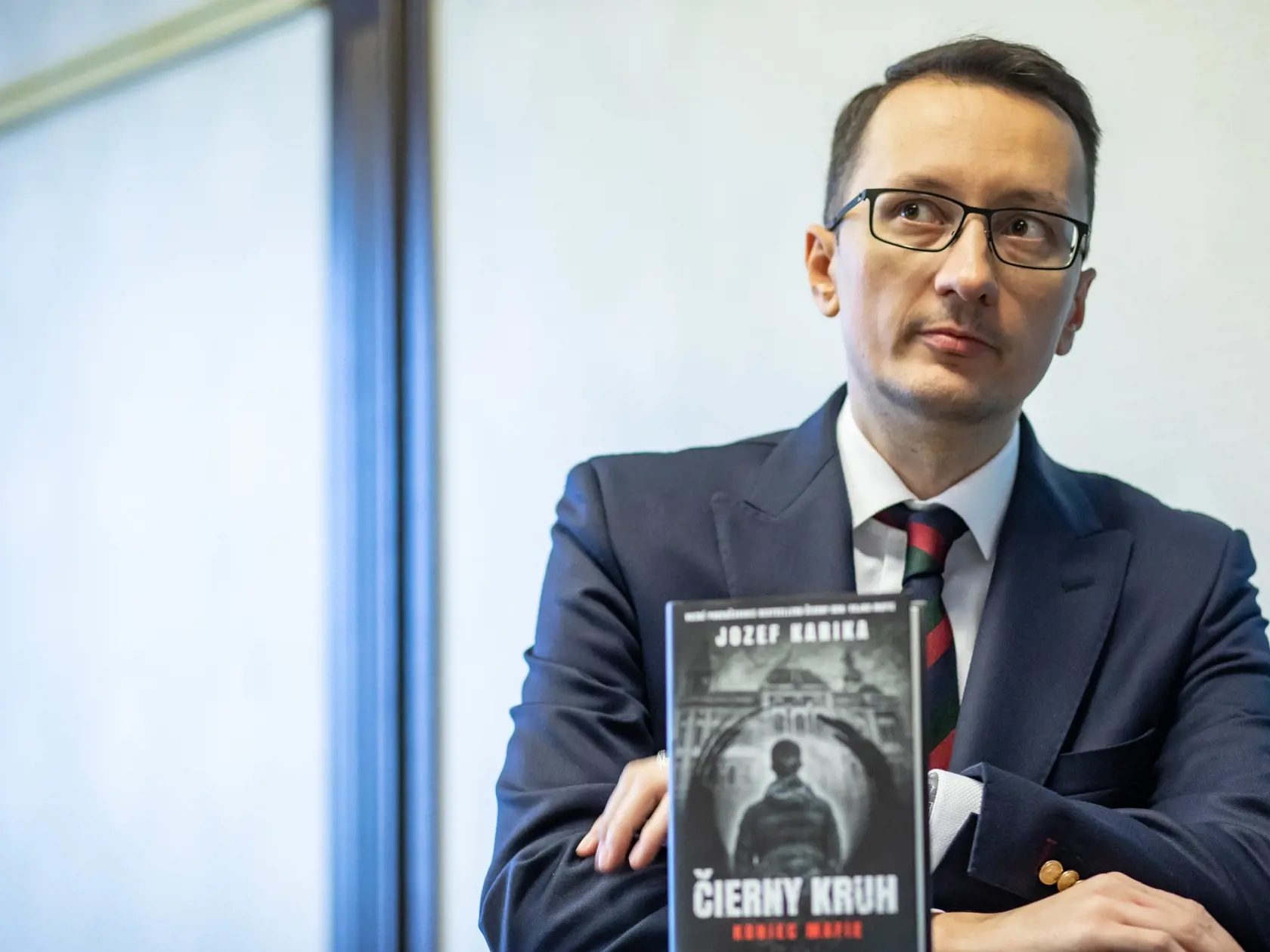 V knihe používam motív čierneho kruhu, pretože sa naozaj motáme - ako spoločnosť, ale aj ako jednotlivci -, a je veľmi ťažké nájsť z neho východisko. Ktovie, či sa to vôbec dá.