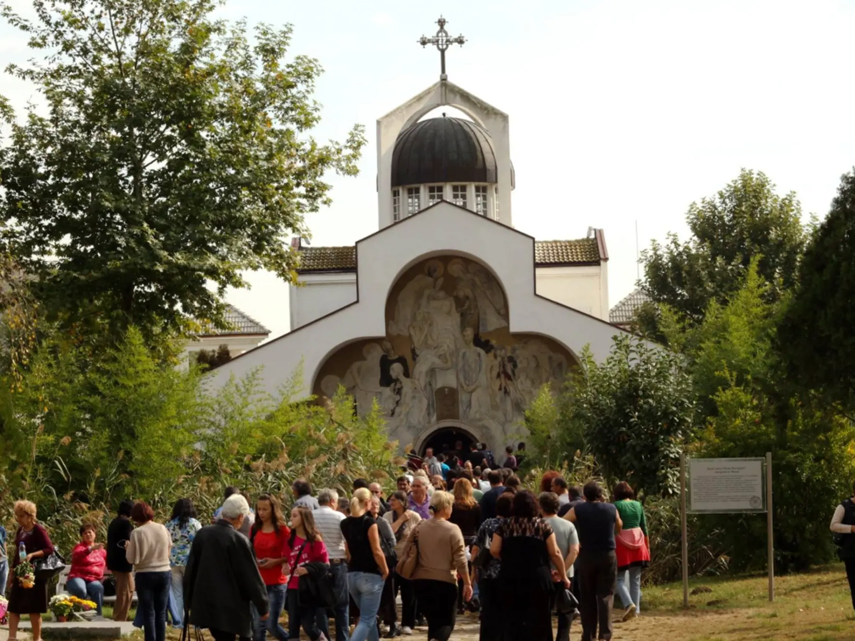 Za Babou Vangou chodilo neustále množstvo návštevníkov. 