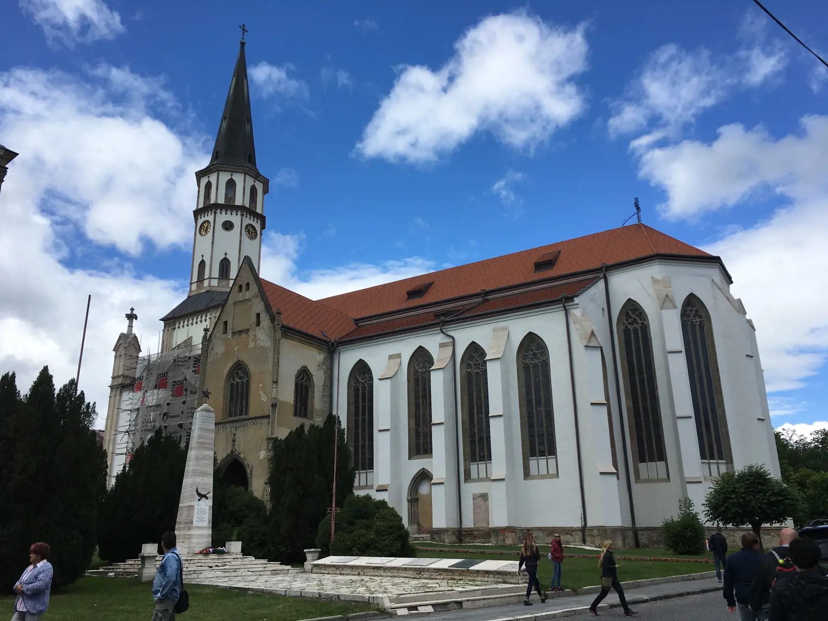 Bazilika sv. Jakuba v Levoči bola postavená v stredovekej symbolike čísel vv poslednej štvrtine 14. storočia. Sú v nej tri lode, ako je Najsvätejšia Trojica. Dvanásť stĺpov ako 12 apoštolov a v minulosti sa do kostola vchádzalo piatimi bránami, čo symbolizovalo päť rán Kristových. Je v nej umiestnený najväčší gotický oltár na svete z dielne Majstra Pavla z Levoče. Celý objekt je národnou kultúrnou pamiatkou.