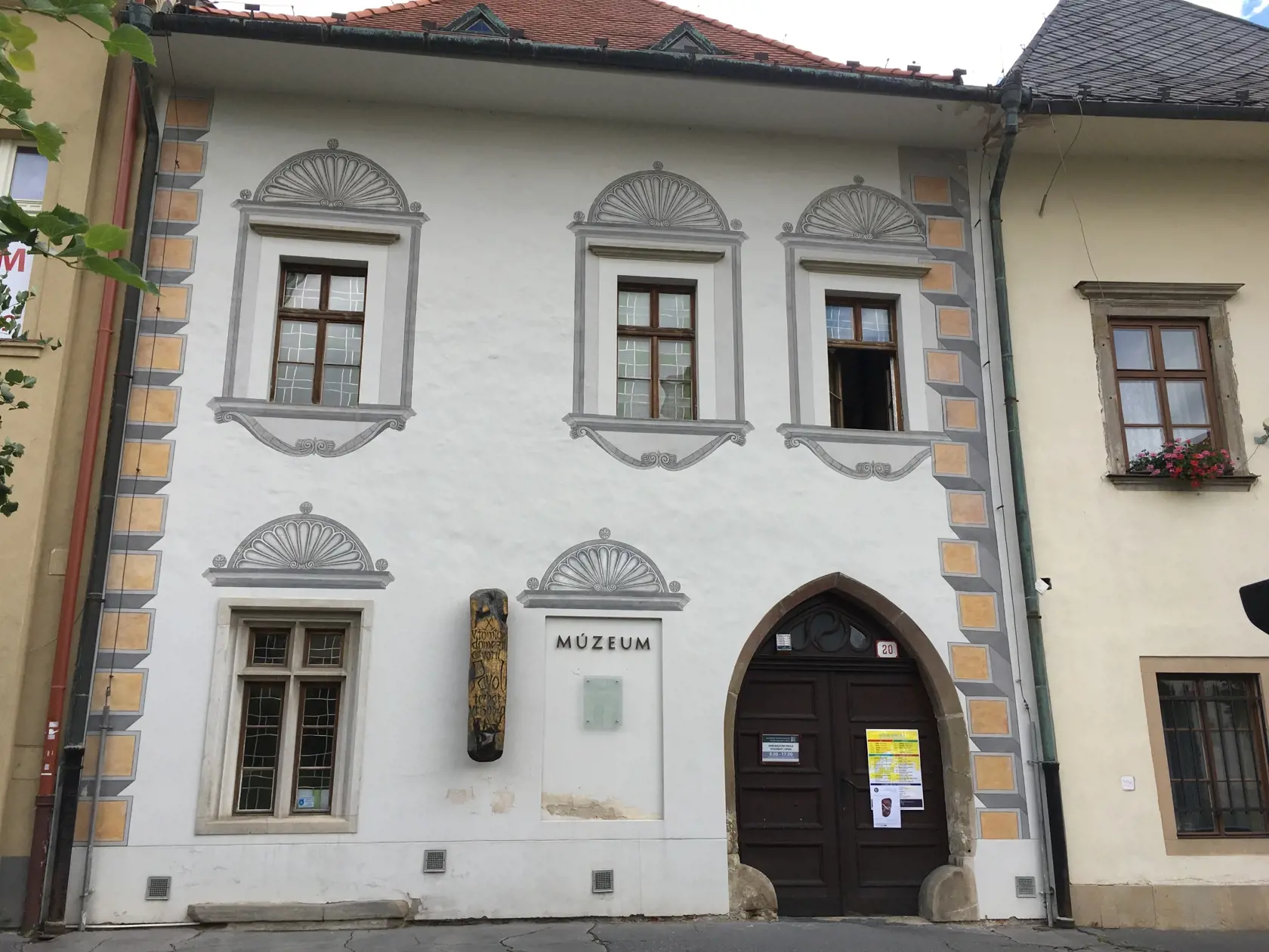 Kópia oltárneho výjavu Poslednej večere z Baziliky sv. Jakuba je vystavená v Dome Majstra Pavla, kde je zriadené múzeum. Turisti si ju tu môžu pozrieť zblízka, aj fotografovať, čo je v bazilike zakázané. Sú tu ďalšie diela Majstra Pavla, ide faximilné kópie, teda identické kópie. Práve kópia Poslednej večere získala na svetovej výstave v Montreali v roku 1967 zlatú medailu.