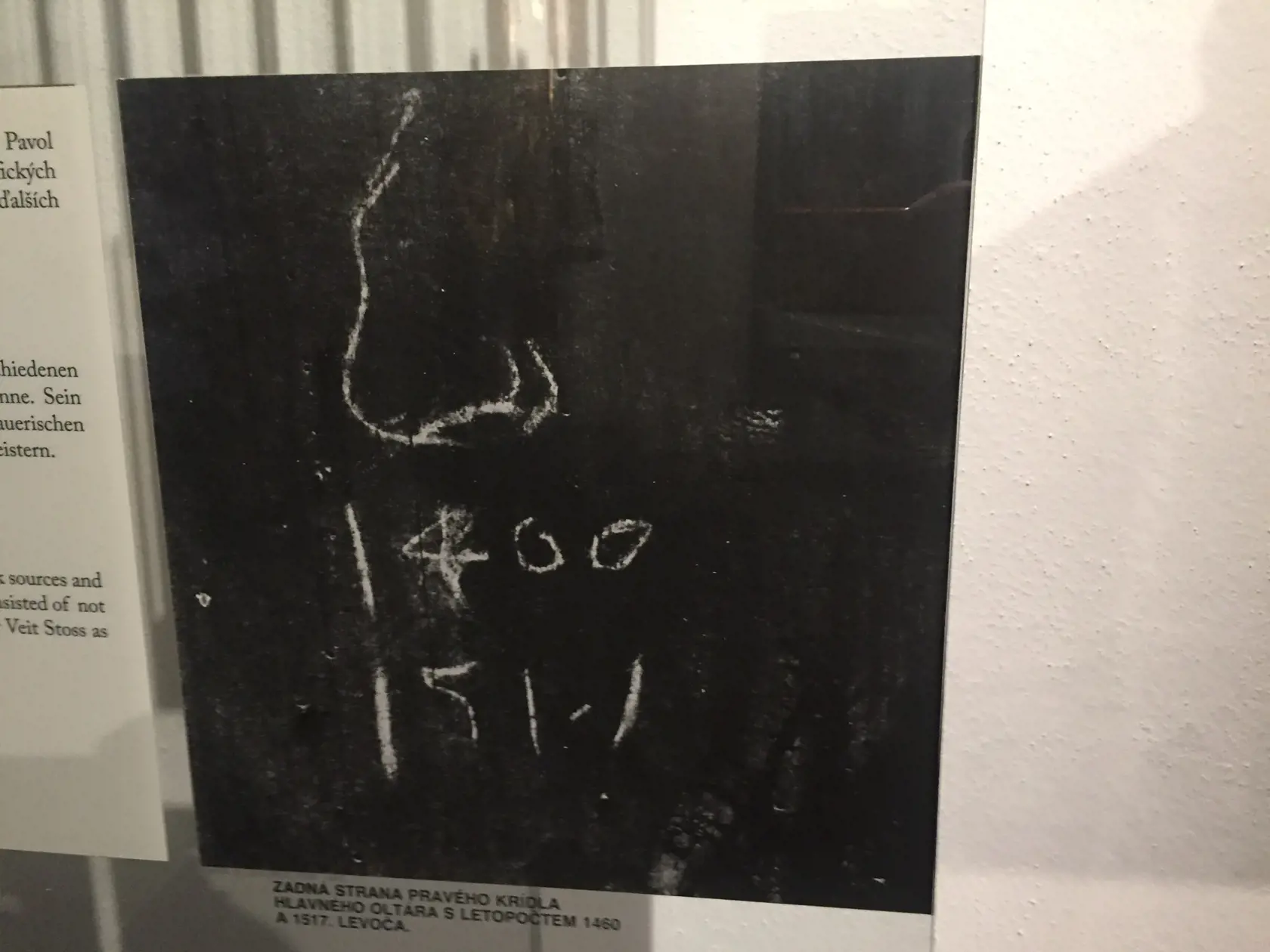 Nápis na zadnom krídle oltára, zrejme je ich autorom Majster Pavol. Číslo 1460 je rokom jeho narodenia, a 1517 je rokom dokončenia Oltára sv. Jakuba, ktorý je najvyšším neskorogotickým krídlovým oltárom na svete. O Majstrovi Pavlovi je málo informácií z dôvodu, že dokumenty o ňom počas jedného z požiarov v meste zhoreli. Nepochádzal z Levoče, iba sa tu usadil a tvoril.
