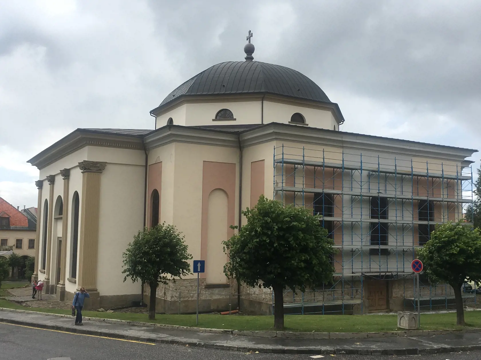 Evanjelický kostol stojí v južnej časti levočského námestia. Je to budova v tvare gréckeho kríža s obrovskou kopulou, bol postavený v roku 1837 v klasicistickom štýle podľa projektu architekta Antona Povolného. Vo vnútri sú tri empory s organom, archívom a hodnotnou knižnicou. V kostole sa zachoval vzácny barokový drevený kríž, ďalší kovaný kríž, maliar Jozef Czauczik namaľoval veľký oltárny obraz, predstavujúci Krista kráčajúceho po mori.