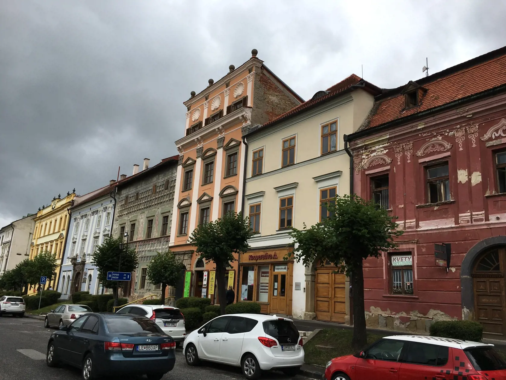 Levoča bola v stredoveku bohatým kráľovským mestom, o čom svedčia aj zachované renesančné domy na námestí. Najpozoruhodnejšími sú Thurzov dom, Dom Majstra Pavla, Mariássyho dom, Spillenbergov dom, Krupekov dom, Budova divadla, veľký a malý župný dom, Starý kostol minoritov, Starý kláštor minoritov, Barokový kostol a kláštor minoritov a veľa iných.