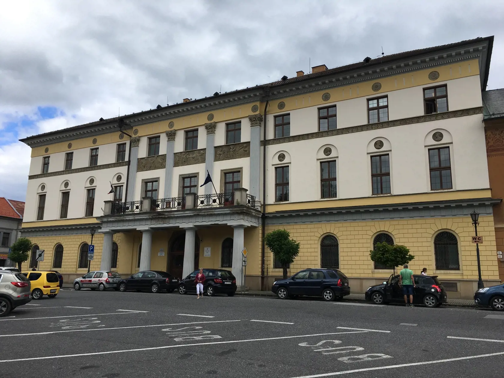 Veľký župný dom sa považuje za najkrajšie administratívne budovy v bývalom Uhorsku. Postavili ho podľa projektu Antona Povolného v roku 1826 pre Spišskú župu, ktorej sídlom bola Levoča od 16. storočia až do konca roku 1922. Klasicistický sloh architekt prispôsobil renesančnému prostrediu mesta zdôraznením horizontálnych línií. Dnes opäť slúži administratívnym účelom.