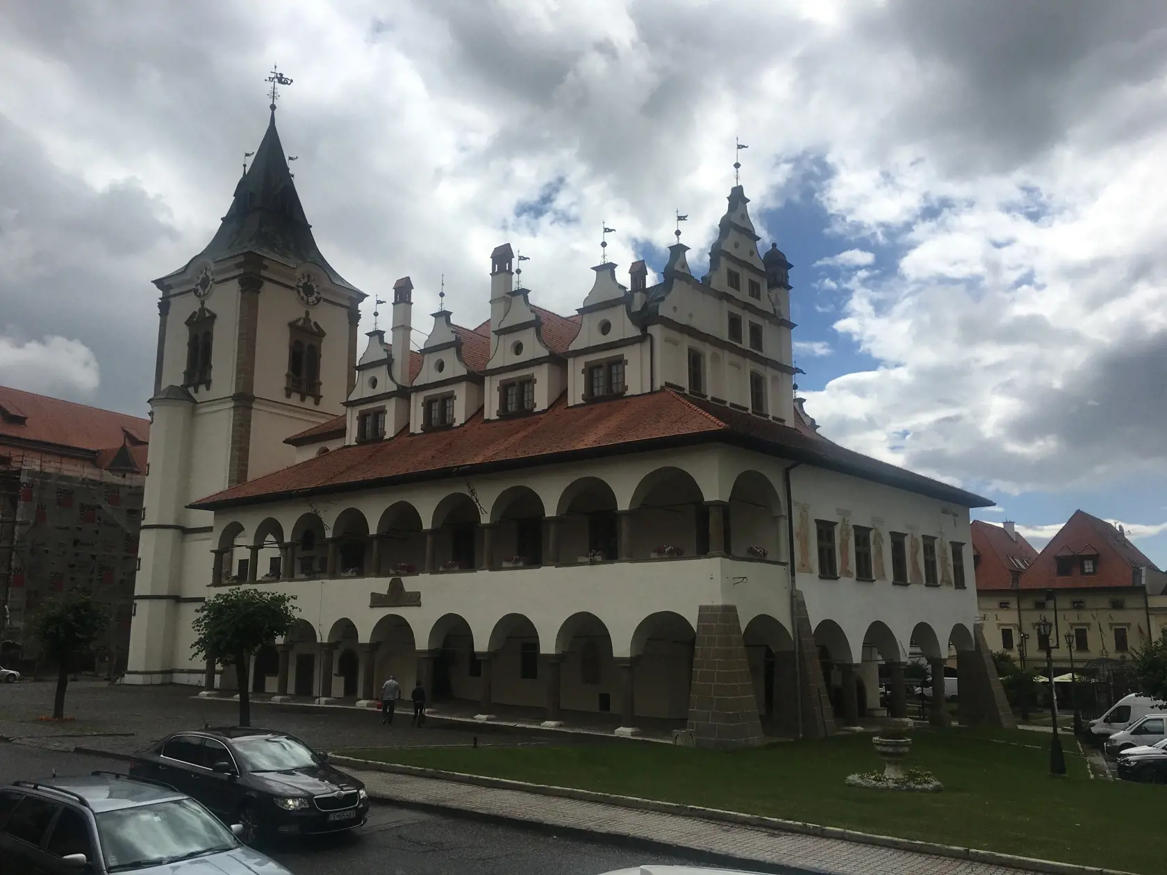 Pôvod levočskej radnice siaha do 15. storočia. Po dvoch požiaroch ju v roku 1615 rozšírili a pribudovali južnú časť a arkády s podlubiami na prízemí i poschodí. Na južnej fasáde sa v pravom rohu vyníma zvyšok pôvodnej zachovanej maľby. Neskôr boli na fasádu medzi okná na poschodí umiestnené ďalšie maľby. Predstavujú symboly občianskych cností: striedmosť, opatrnosť, udatnosť, trpezlivosť a spravodlivosť. Dnes je budova spojená s renesančnou vežou postavenou takmer o 50 rokov neskôr a slúžila ako zvonica. Okrem expozícií Spišského múzea sa využíva jej zasadacie sieň pre reprezentačné účely mesta.