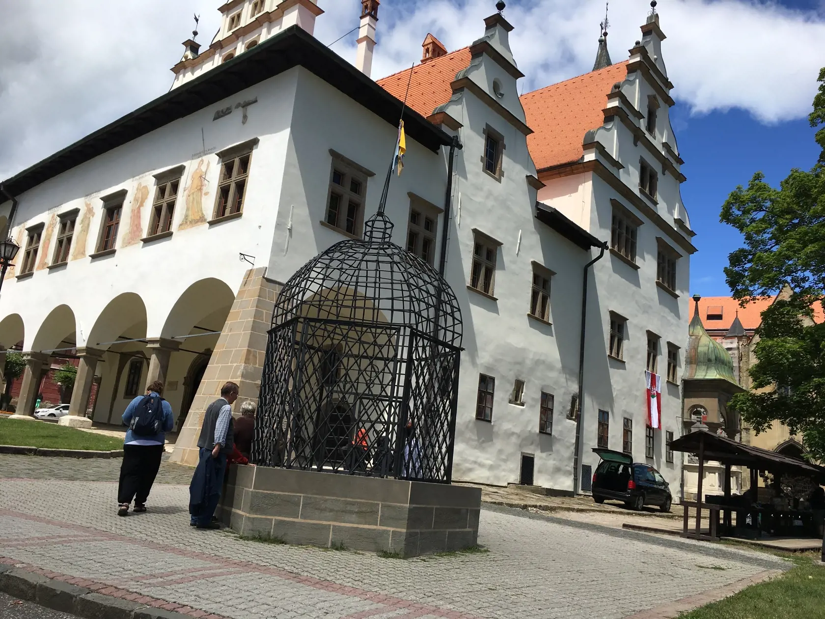 Klietka hanby, stredoveký panier zo 16. storočia, slúžila na trestanie ľahších deliktov. Pôvodne stála na mieste dnešného evanjelického kostola. Neskôr sa stala majetkom rodiny Probstnerovcov a stála v ich parku v priestore dnešnej nemocnice. Rodina ho darovala mestu v roku 1933, odvtedy stojí pred radnicou.