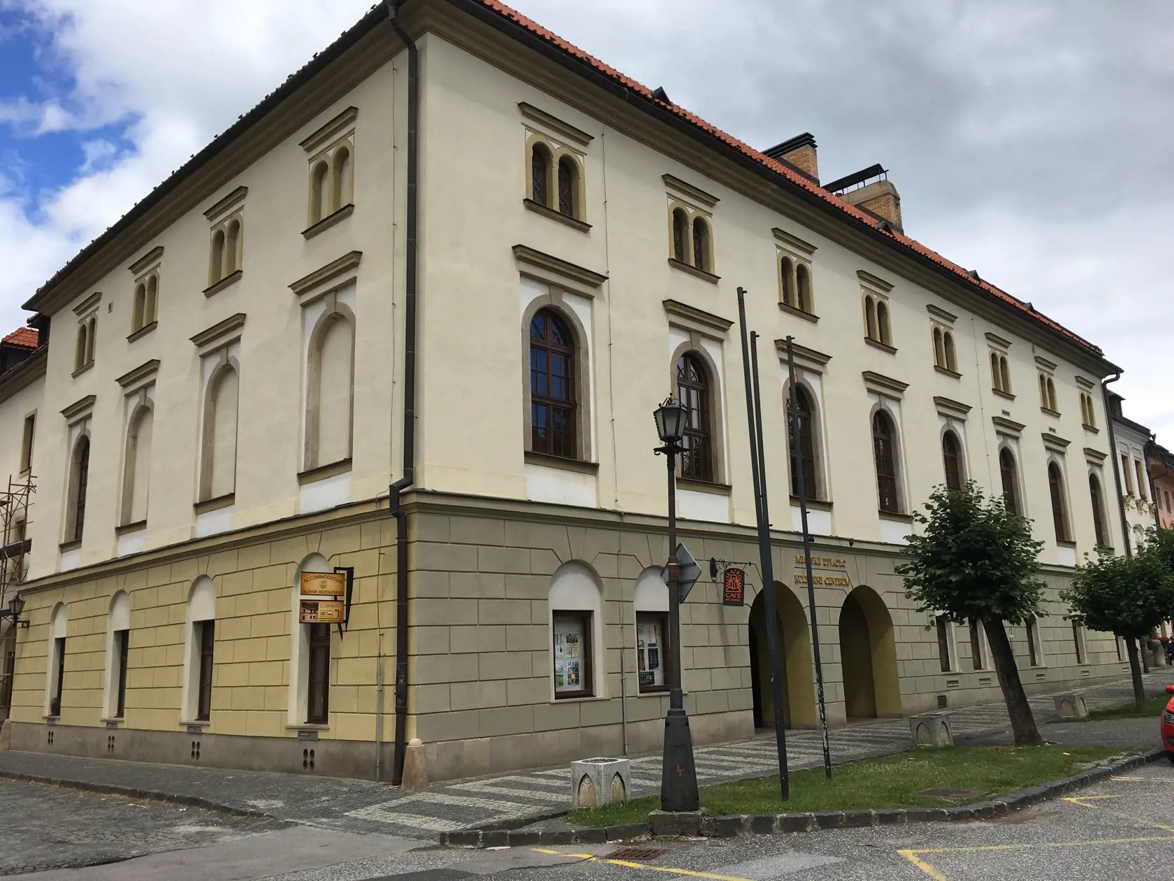 Na západnej strane levočského námestia stojí budova Mestského divadla. Rekonštrukciou bola budove vrátená, zvlášť divadlu, jej komorná podobu z polovice 19. storočia. Je v nej kongresová sála, divadelná sála, dve kurzové miestnosti a modrý salónik a znova sa využíva na jej pôvodný účel.