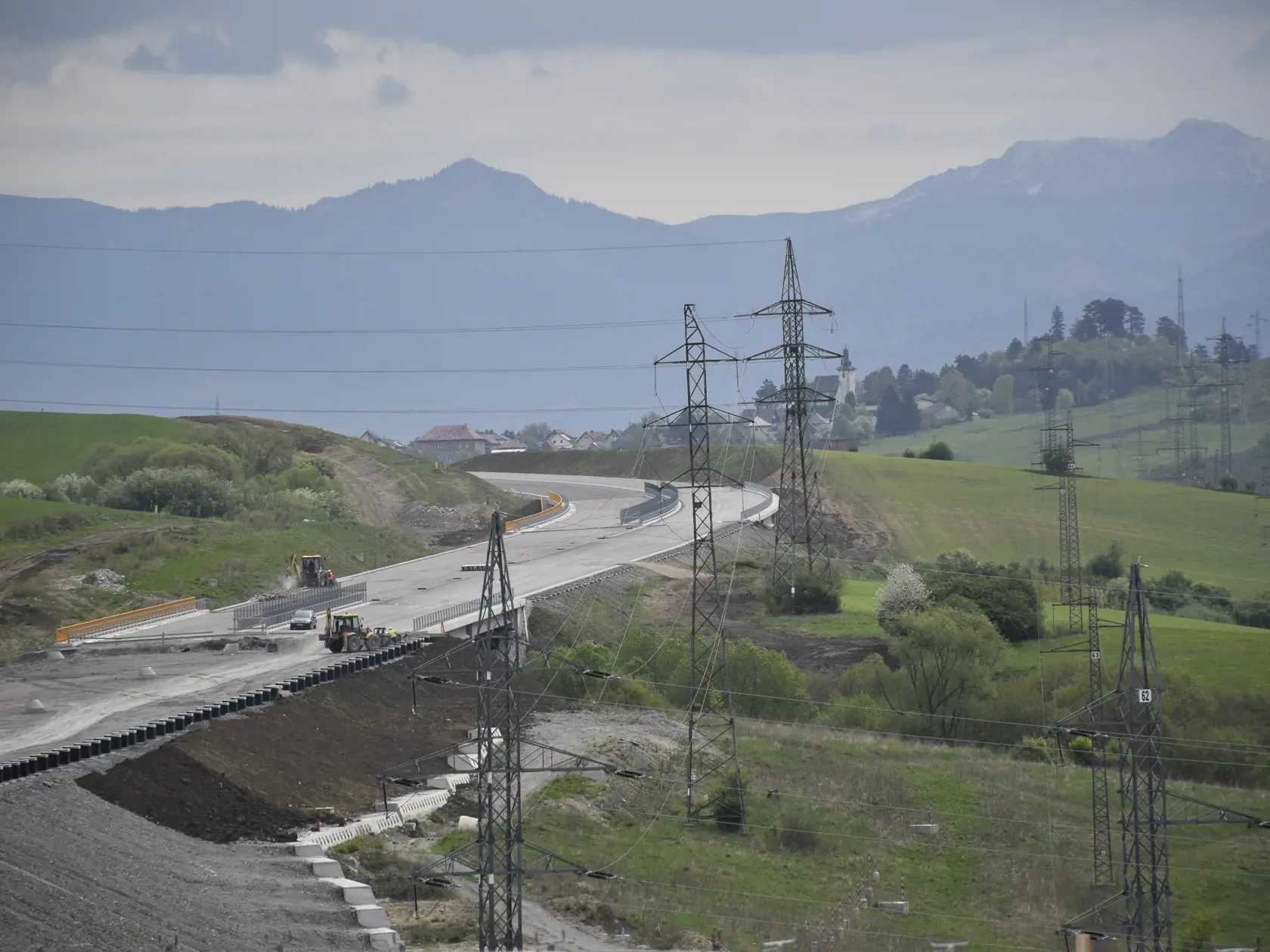 Diaľničný úsek pri Ružomberku plánujú odovzdať do užívania motoristom do konca roka 2025. Po kontrolnom dni na stavbe D1 Hubová - Ivachnová to v pondelok oznámil minister dopravy Jozef Ráž (nominant Smeru-SD). Zhodnotil, že s intenzitou prác je spokojný. Na snímke diaľničný úsek pri Ružomberku vo výstavbe, 15. apríla 2024. FOTO TASR - Miroslava Mlynárová