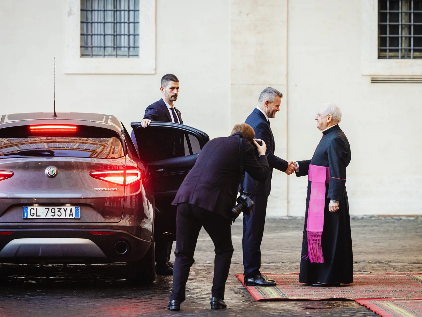 Prezident sa víta s predstaviteľmi Vatikánu. 