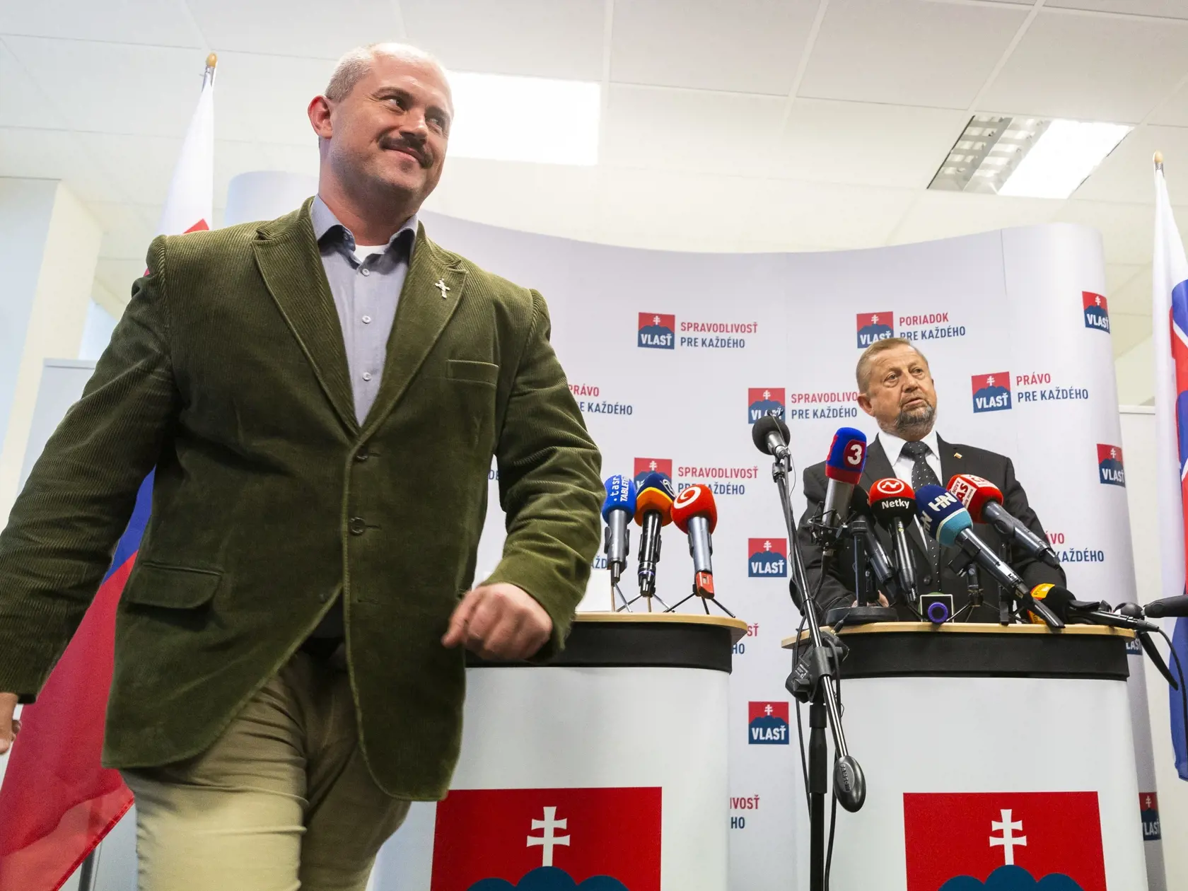 Na snímke predseda strany ĽSNS Marian Kotleba (vľavo) odchádza z tlačovej konferencie po rokovaní s lídrom mimoparlamentnej strany Vlasť Štefanom Harabinom (vpravo) v centrále strany Vlasť v Bratislave 14. novembra 2019. FOTO TASR – Jaroslav Novák
