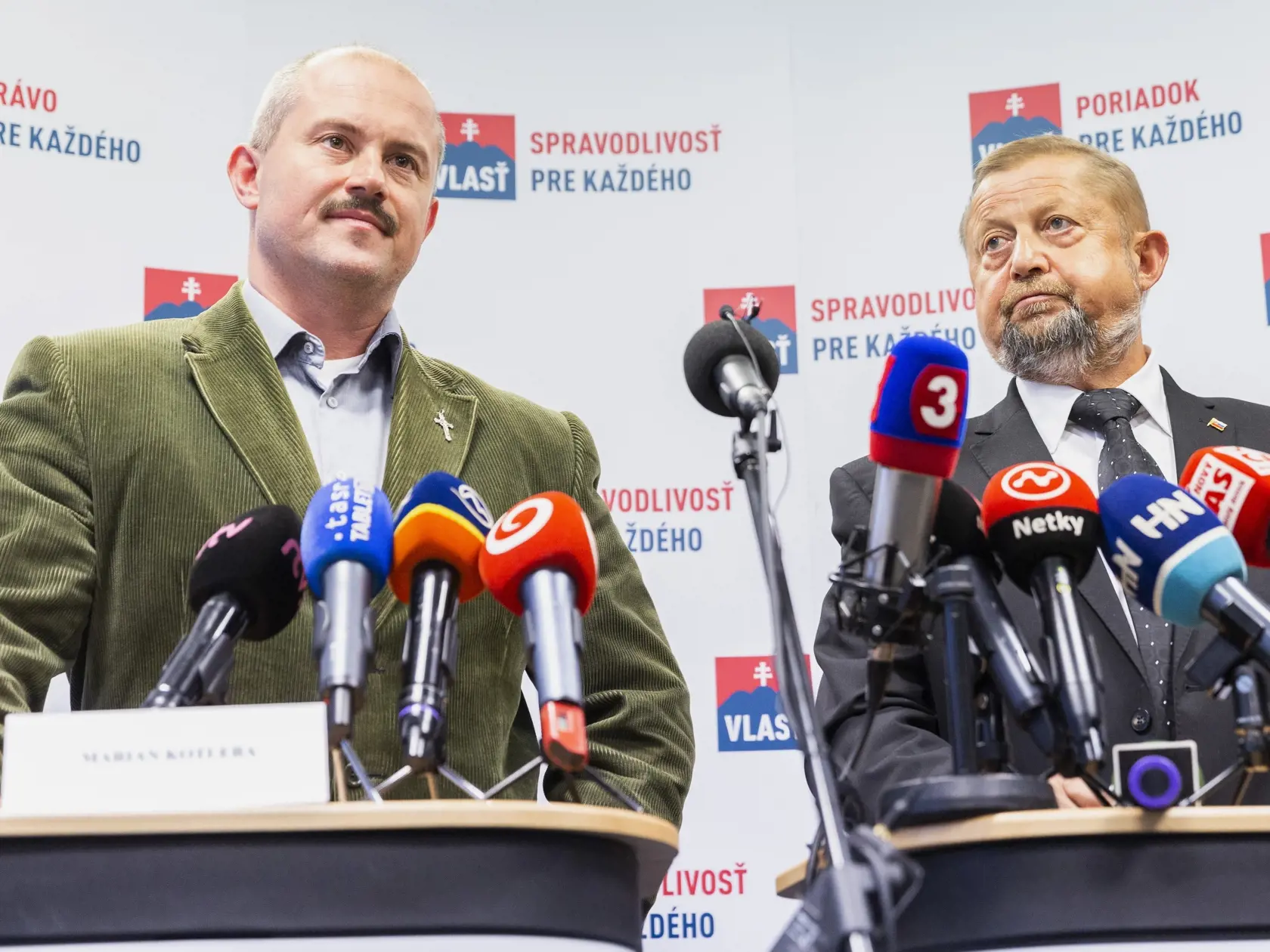 Na snímke predseda strany ĽSNS Marian Kotleba (vľavo) počas tlačovej konferencie po rokovaní s lídrom mimoparlamentnej strany Vlasť Štefanom Harabinom (vpravo) v centrále strany Vlasť v Bratislave 14. novembra 2019. FOTO TASR – Jaroslav Novák