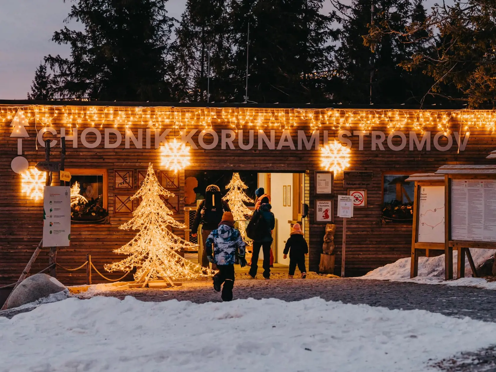 Osvetlenie je podľa prevádzkovateľa na už povolenej atrakcii Chodník korunami stromov kam patrí aj  reštaurácia i apartmány.