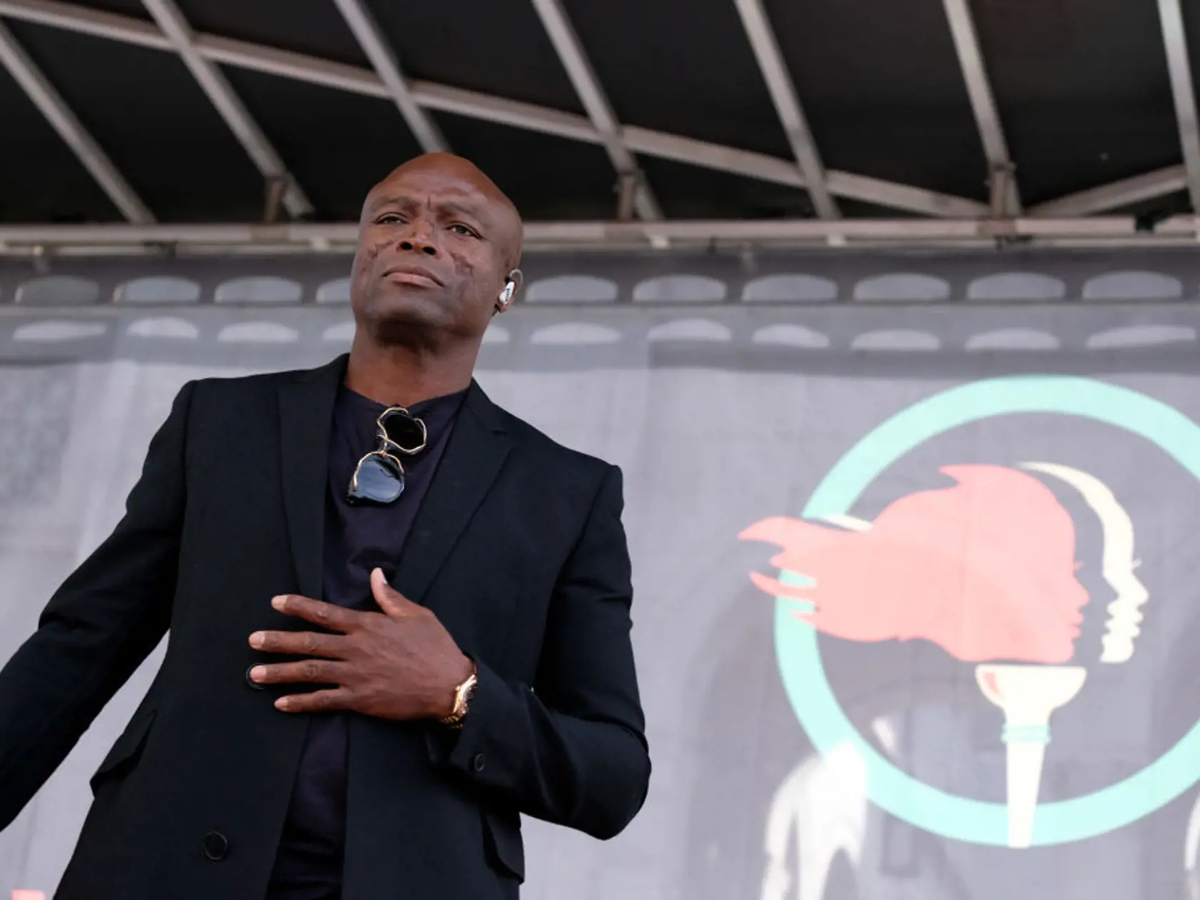 Seal má nigérijsko-brazílsky pôvod. Na tvári má charakteristické jazvy. Tie spôsobila autoimunitná choroba lupus erythematosus, ktorá ho postihla v detstve. 