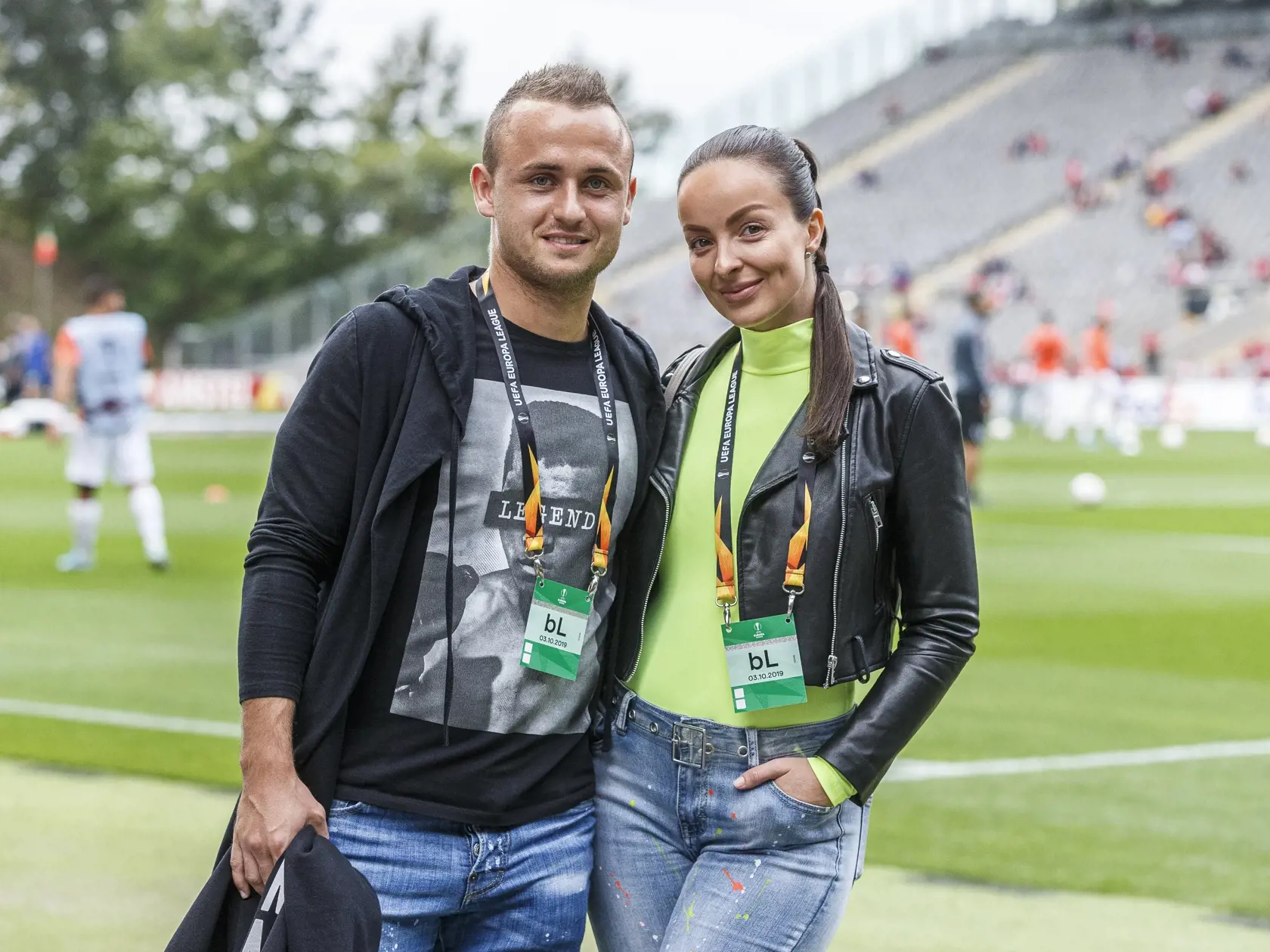 Na snímke Stanislav Lobotka s partnerkou Danielou Nízlovou počas zápasu K skupiny Európskej ligy UEFA medzi ŠK Slovan Bratislava a Braga SC.