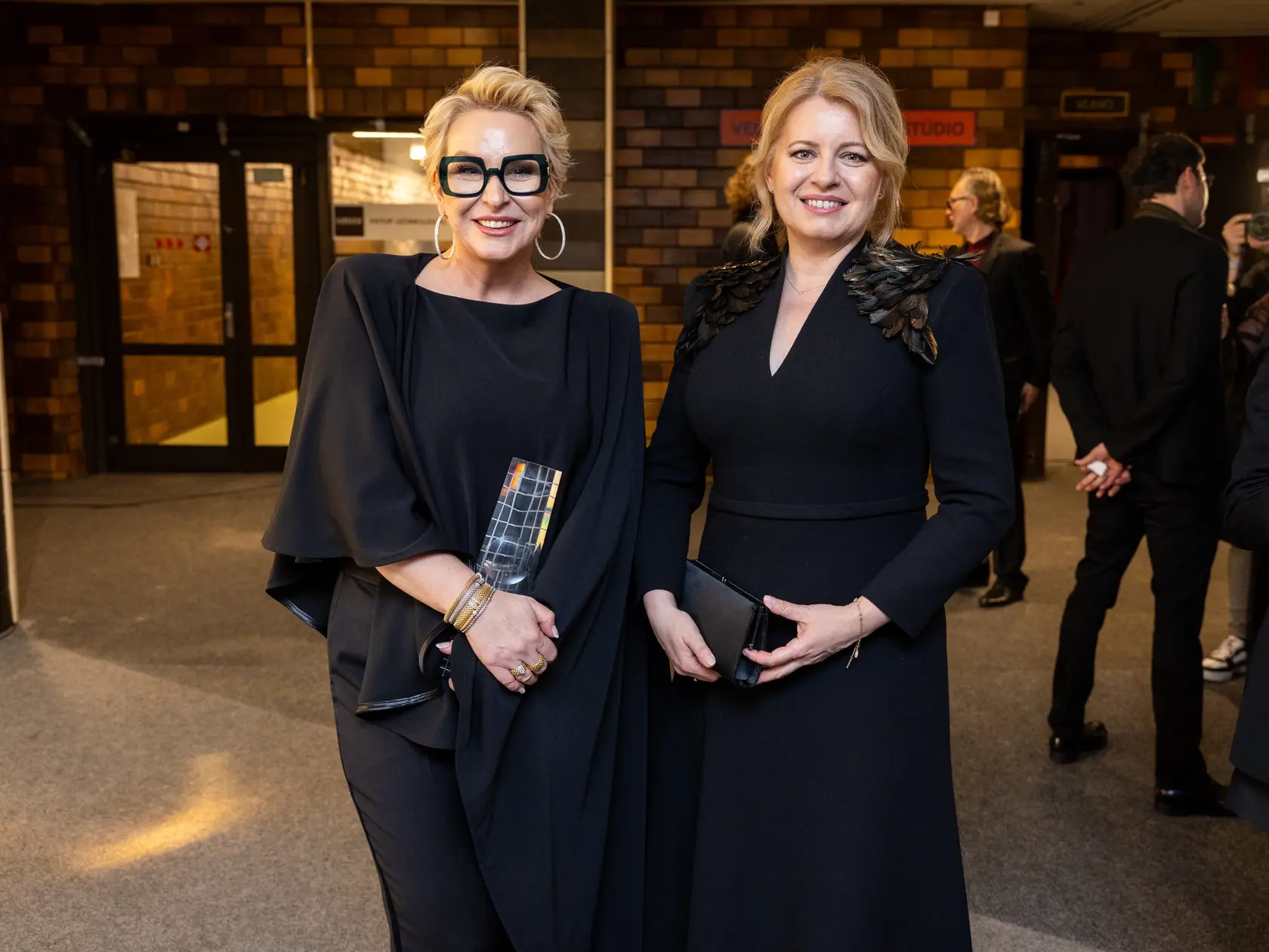Slnko v sieti. Na snímke a Wanda Adamík Hricová a Zuzana Čaputová.