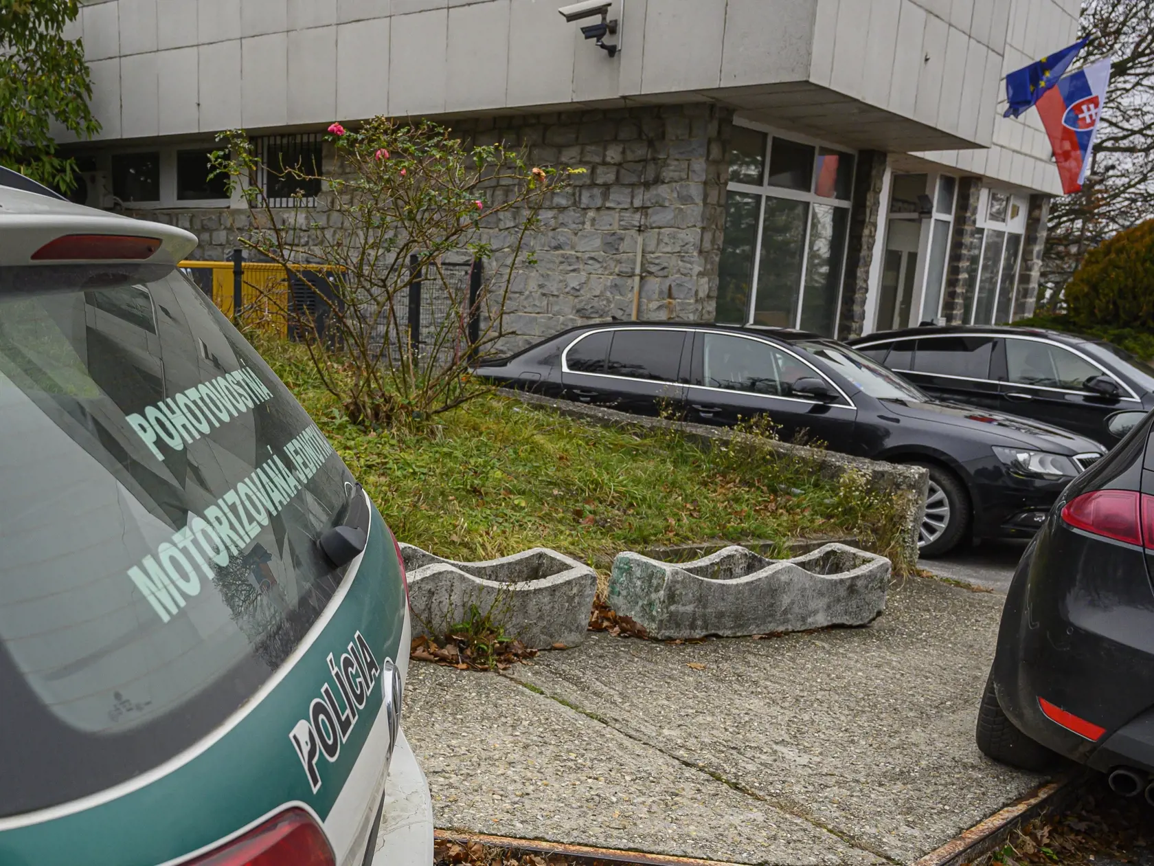 Policajné auto pred budovou štátnej lotériovej spoločnosti Tipos. Bratislava, 26. novembra 2019.  FOTO TASR - Michal Svítok
