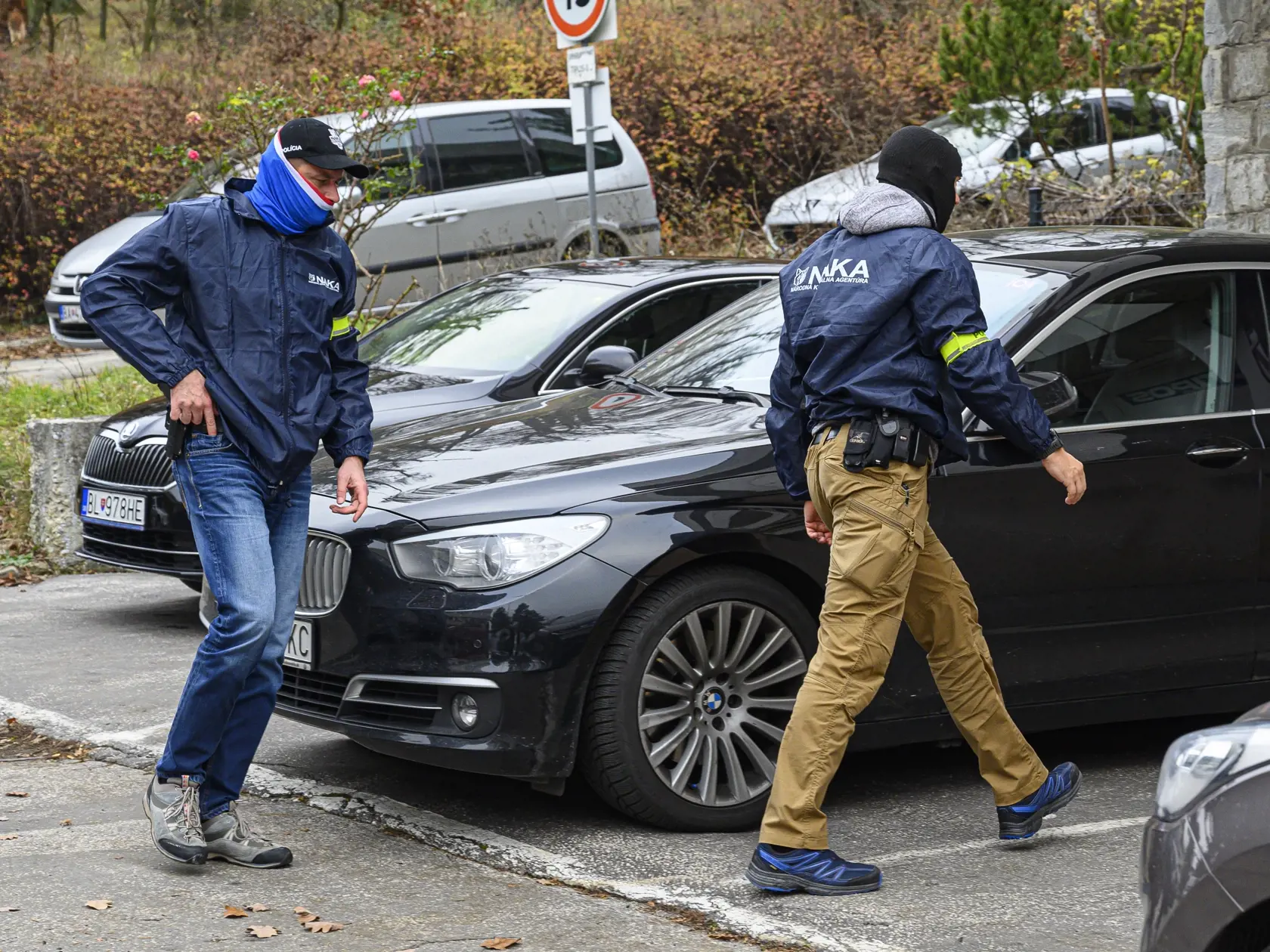 Na snímke príslušníci NAKA prichádzajú do sídla štátnej lotériovej spoločnosti Tipos. Bratislava, 26. novembra 2019.  FOTO TASR - Michal Svítok