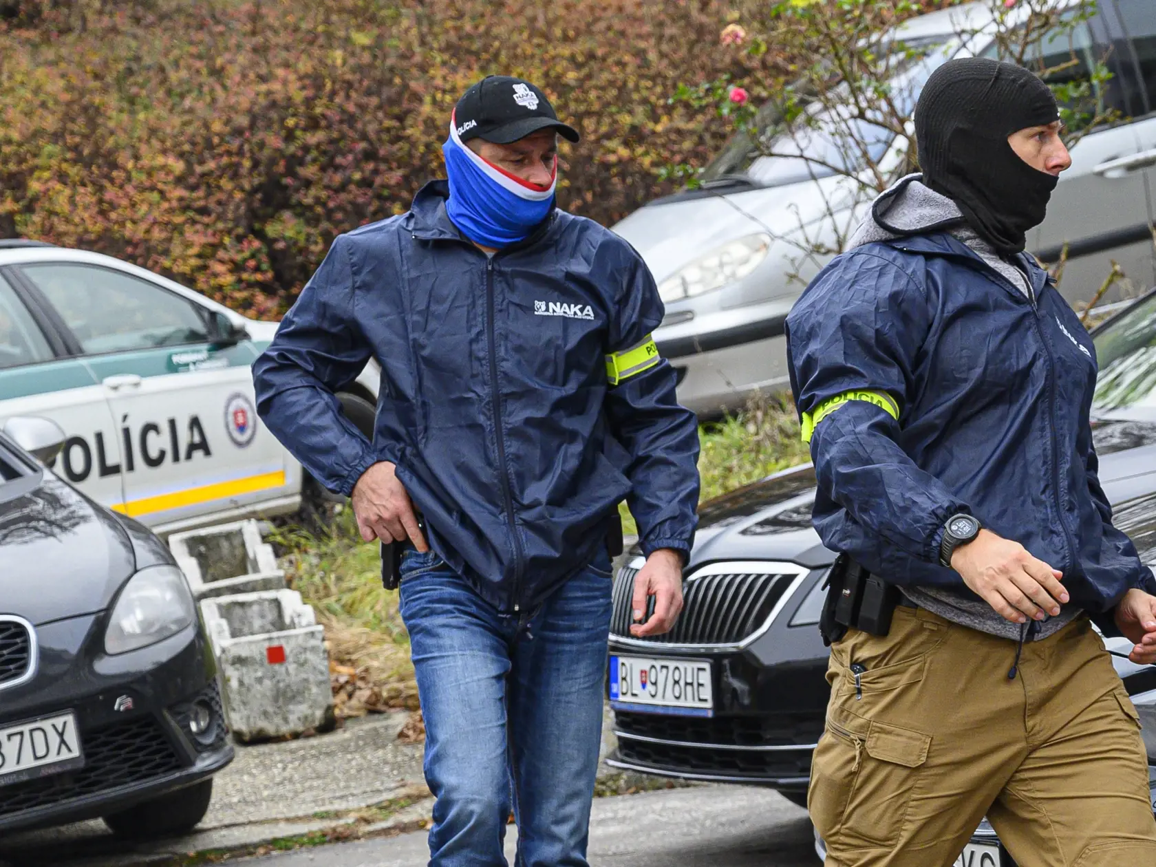 Na snímke príslušníci NAKA prichádzajú do budovy štátnej lotériovej spoločnosti Tipos.