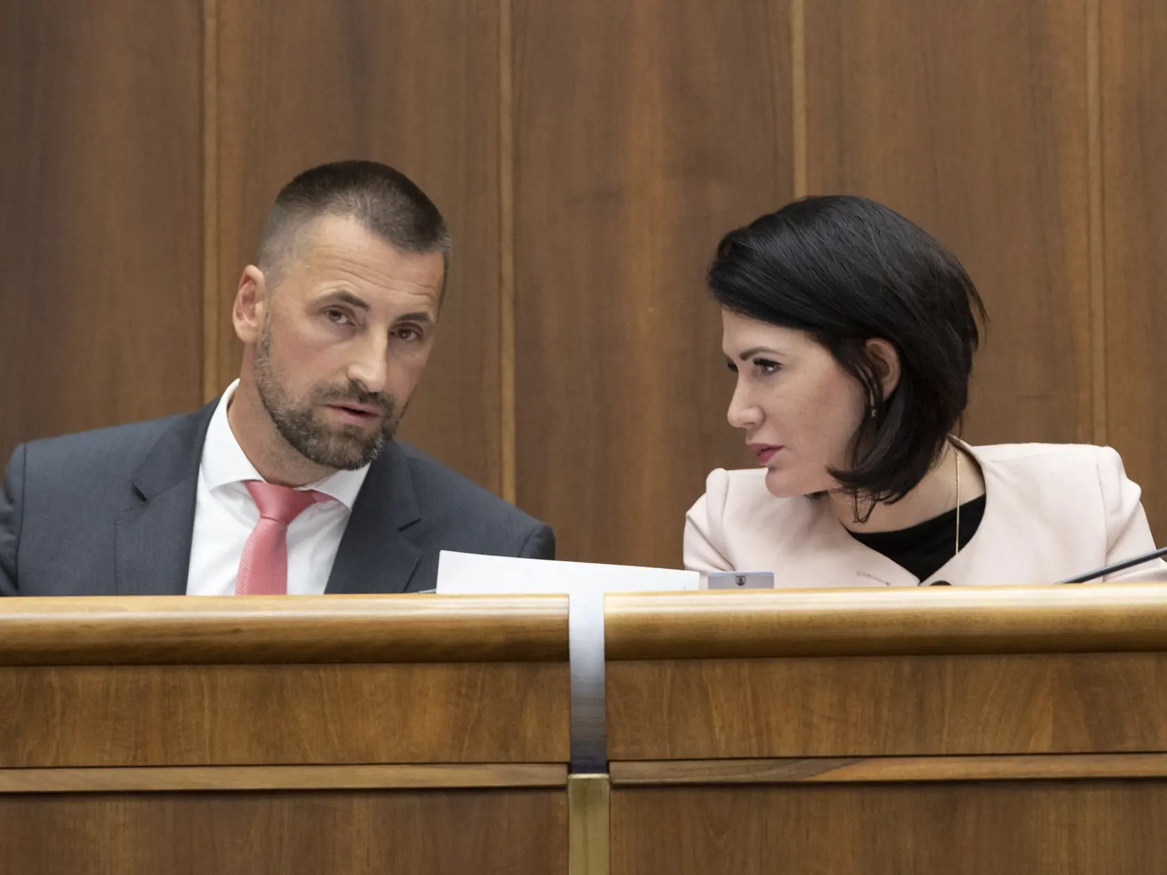 72. schôdza Národnej rady Slovenskej republiky, počas ktorej poslanci hlasovali aj o návrhu odvolania Igora Matoviča z postu ministra financií SR. Na snímke je Marián Viskupič a Jana Bittó Cigániková.