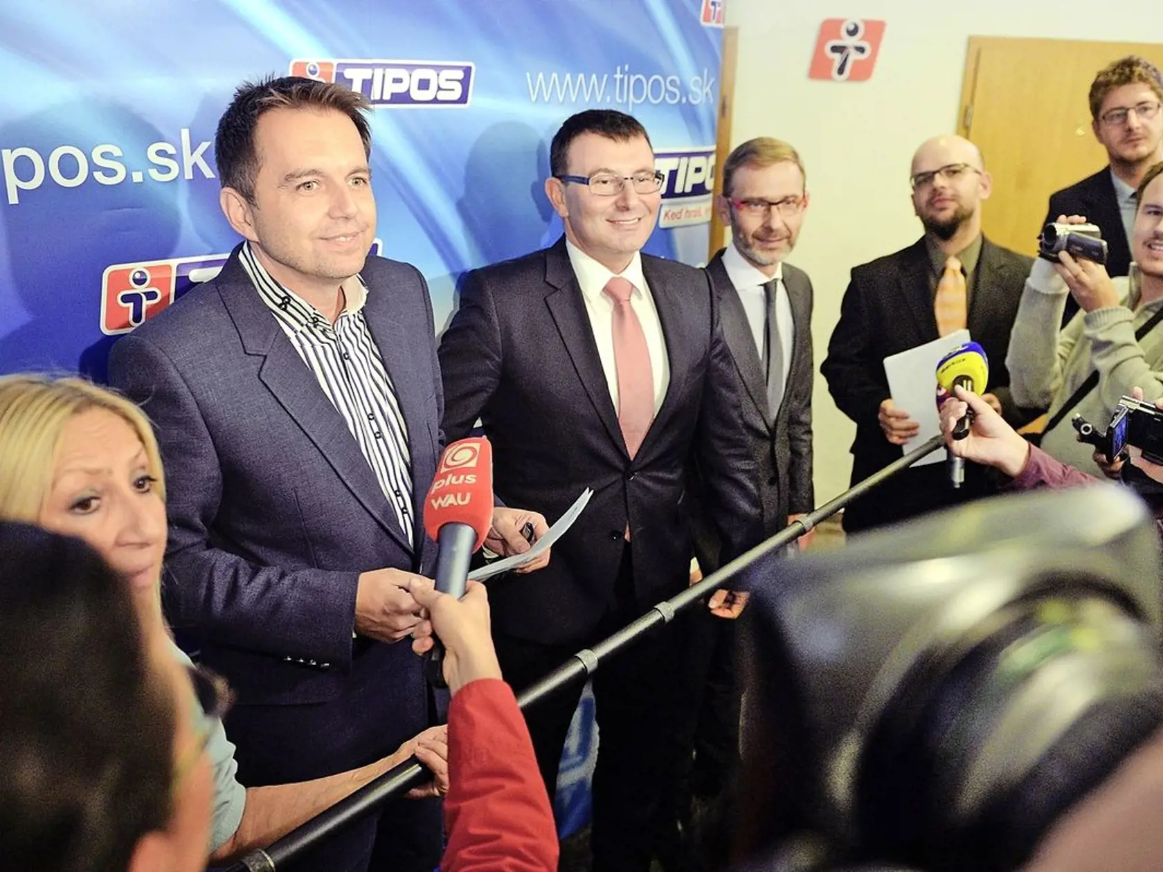 Minister financií Peter Kažimír (prvý zľava) si po použití štátnych peňazí zavolal Ladislava Krišku (tretí zľava) na koberček.