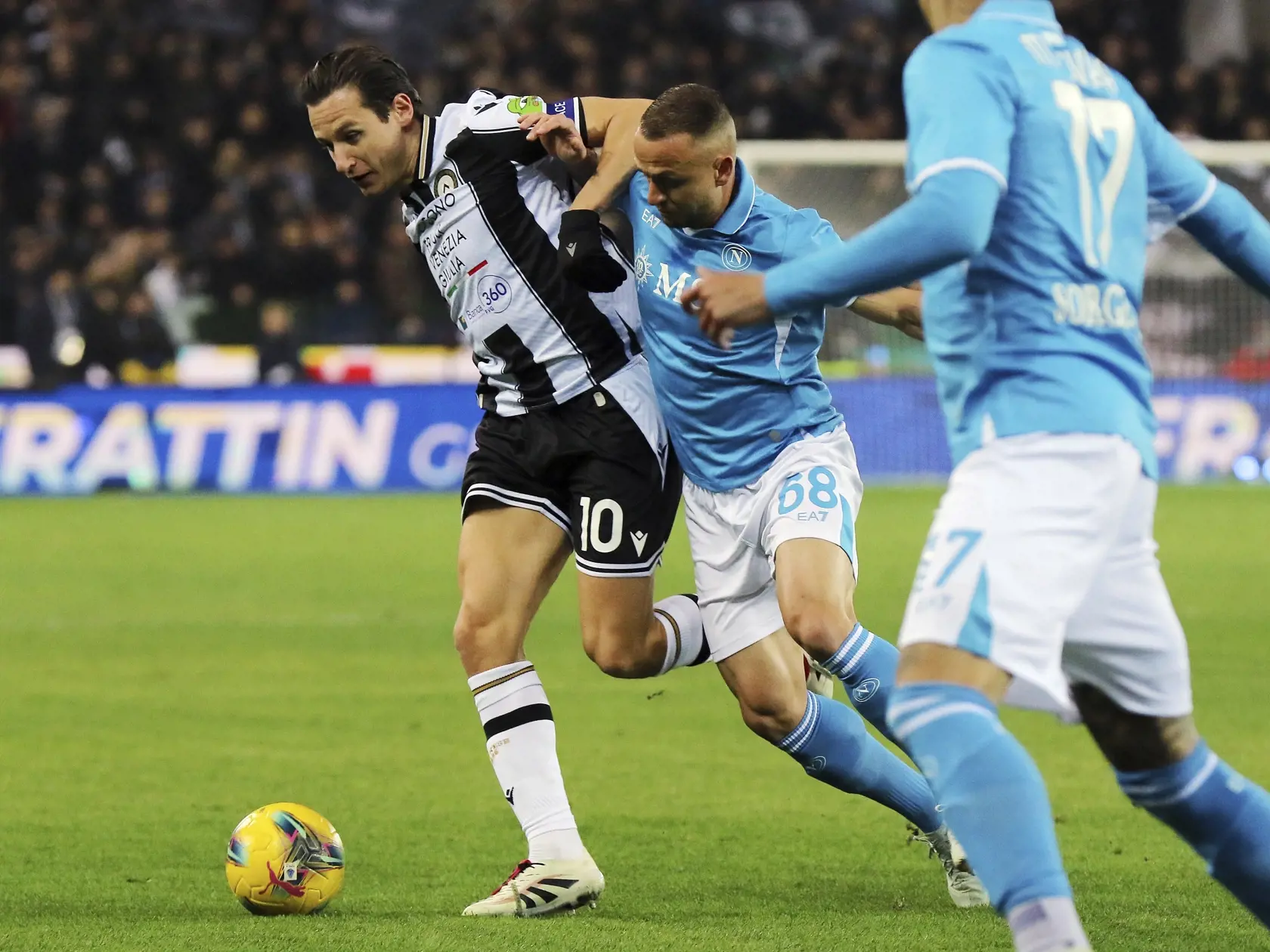 WA 78 Udine - Slovenský futbalista v drese SSC Neapol Stanislav Lobotka (uprostred) a hráč Udinese Florian Thauvin (vľavo) bojujú o loptu v zápase 16. kola talianskej Serie A Udinese Calcio - SSC Neapol v Udine v sobotu 14. decembra 2024. FOTO TASR/AP 

   
Udinese's florian thauvin fights for the ball with Napoli's Stanislav Lobotka during the Serie A soccer match between Udinese and Napoli at the Bluenergy Stadium in Udine, Italy, Saturday, Dec. 14, 2024. (Andrea Bressanutti/LaPresse via AP)