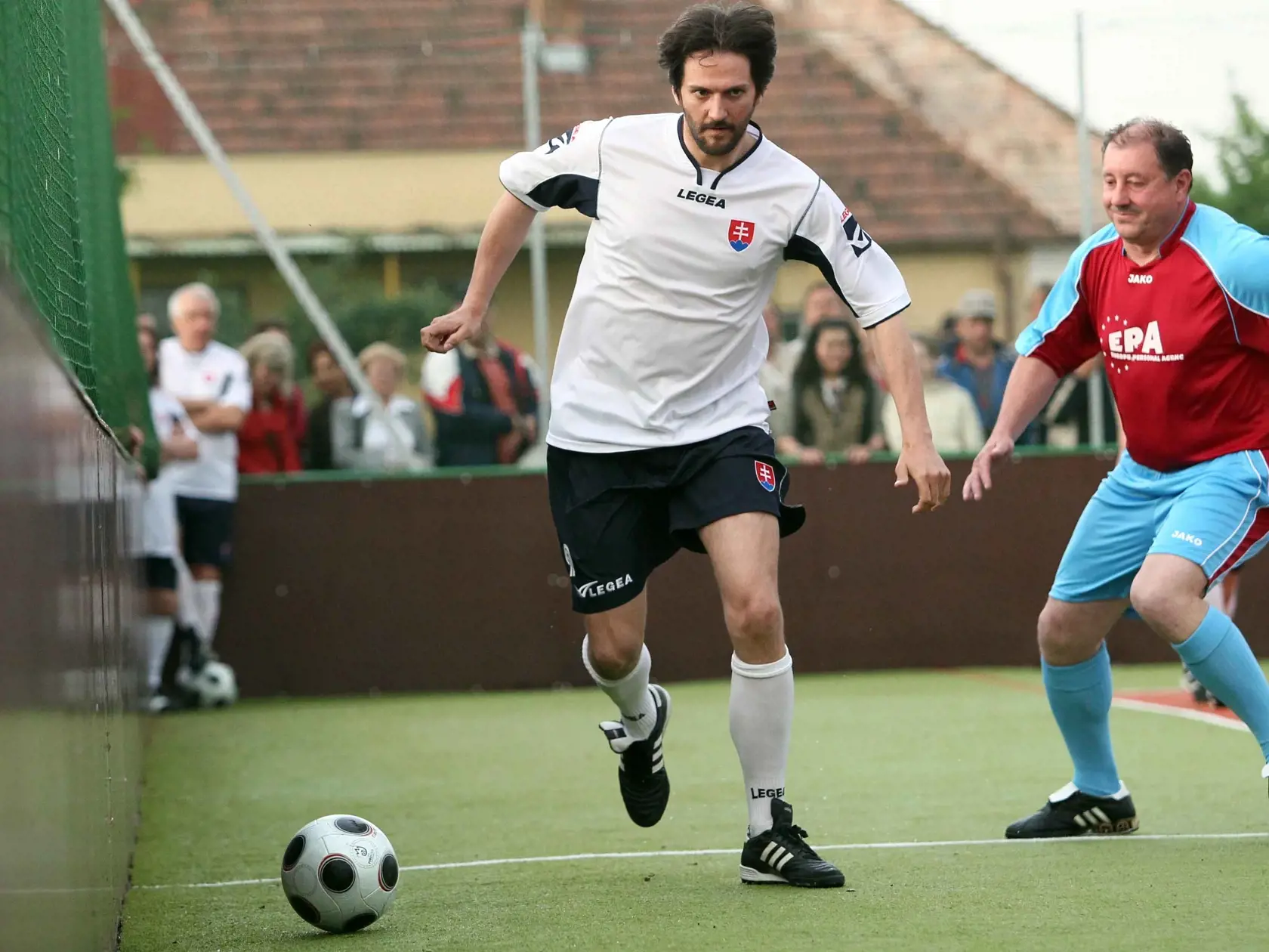 Bývalý minister vnútra Robert Kaliňák sa si rád zahral futbal. V rámci predvolebných kampaní ich odohral hneď niekoľko.
