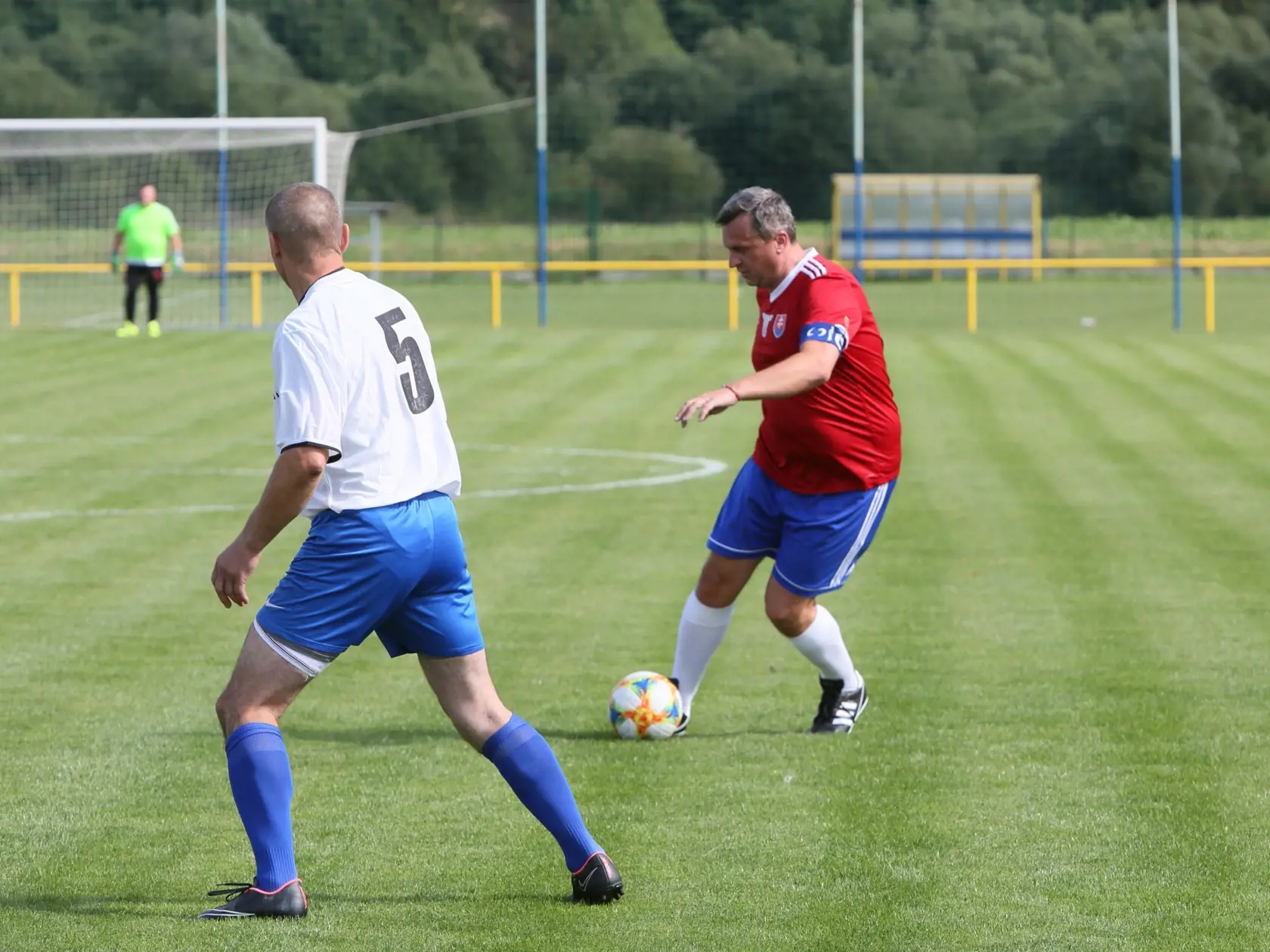 Šéf SNS Andrej Danko ešte v čase, kedy bol aj predsedom parlamentu. Určite ho potešilo, že v zápase na fotke bol kapitánom. Do funkcie ho zvolil bývalý futbalový reprezentant Ladislav Molnár.