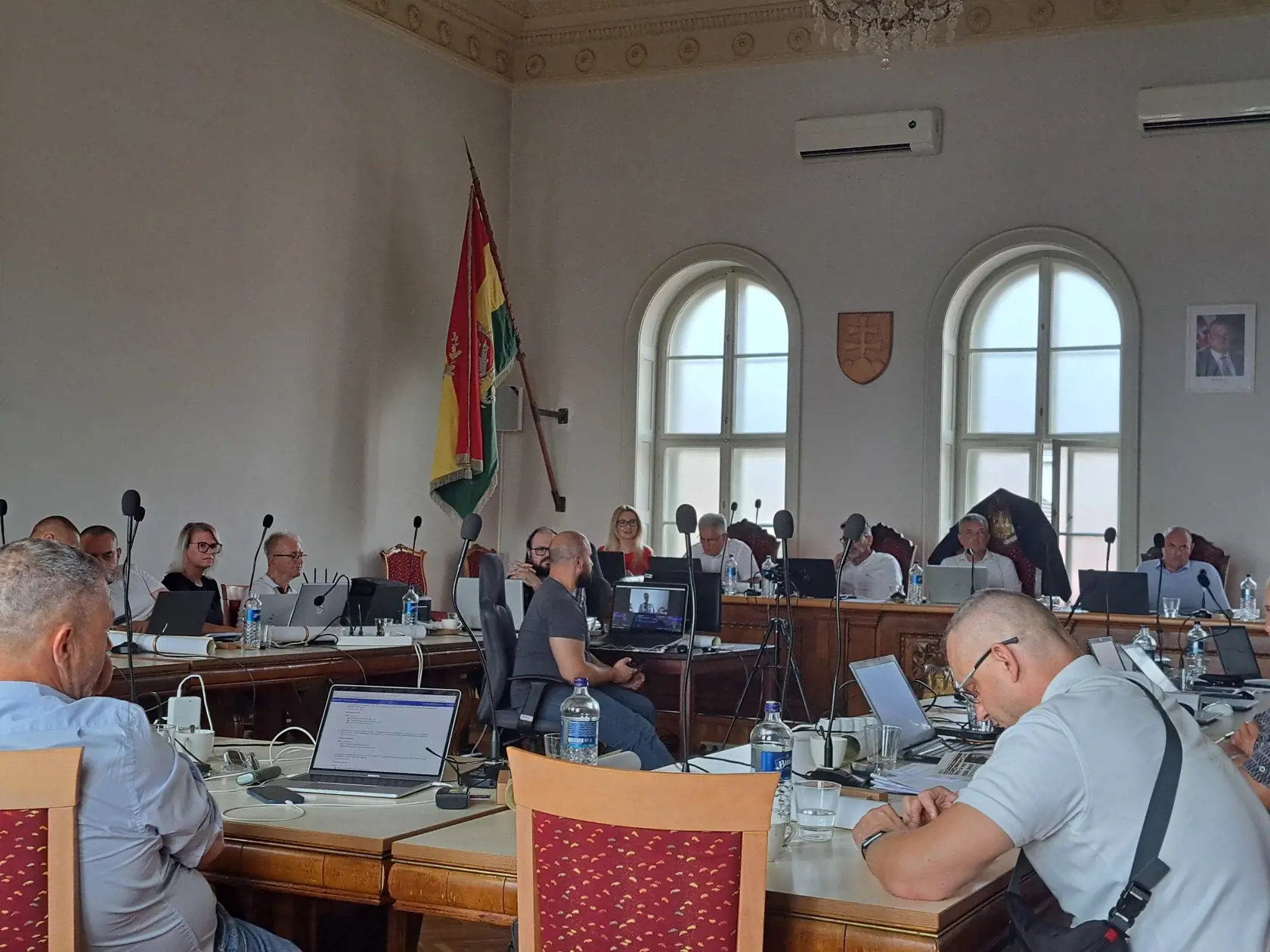 Primátor mesta Komárno odmietol viesť rokovanie mestského zastupiteľstva v slovenskom jazyku, napriek tomu, že dostal oficiálnu žiadosť.