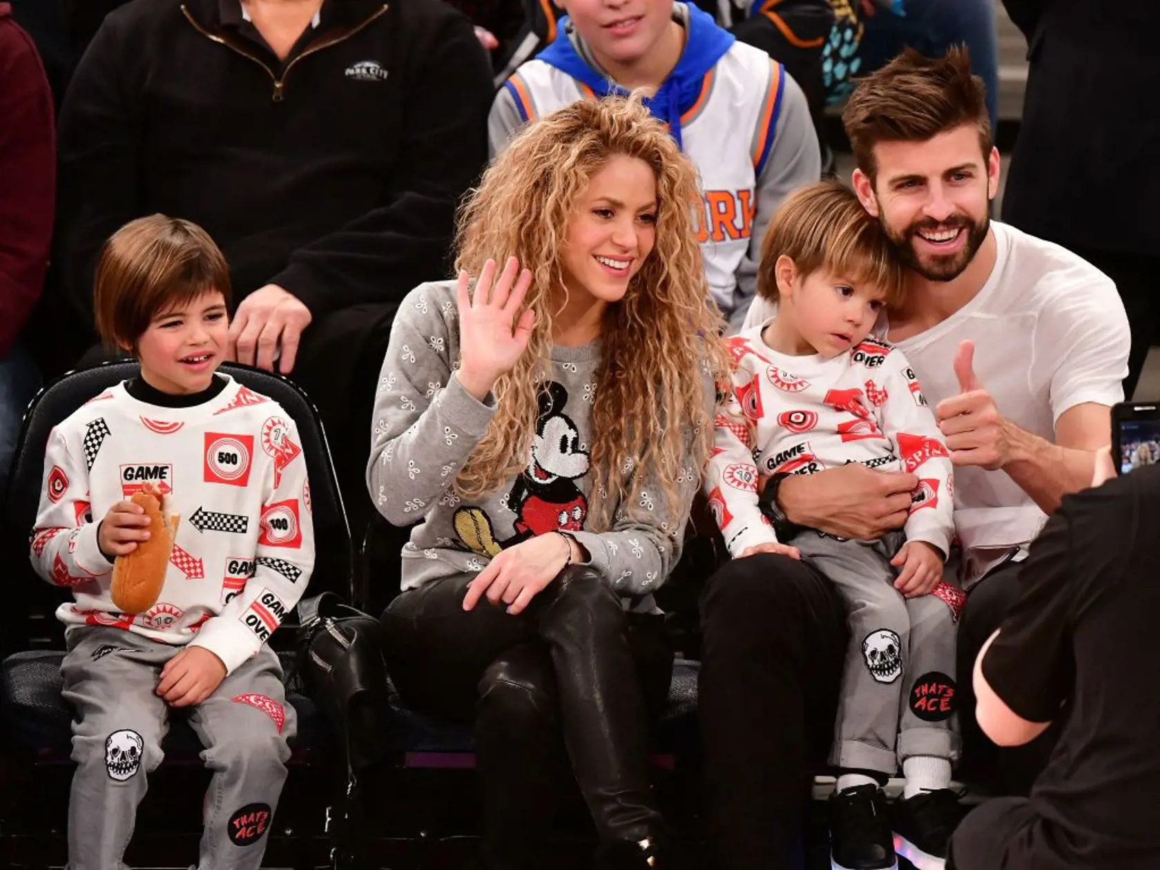 Shakira s rodinkou na basketbalovom zápase.