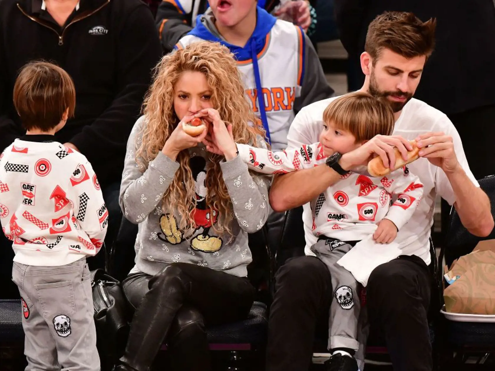 Shakira s deťmi a manželom na basketbalovom zápase.