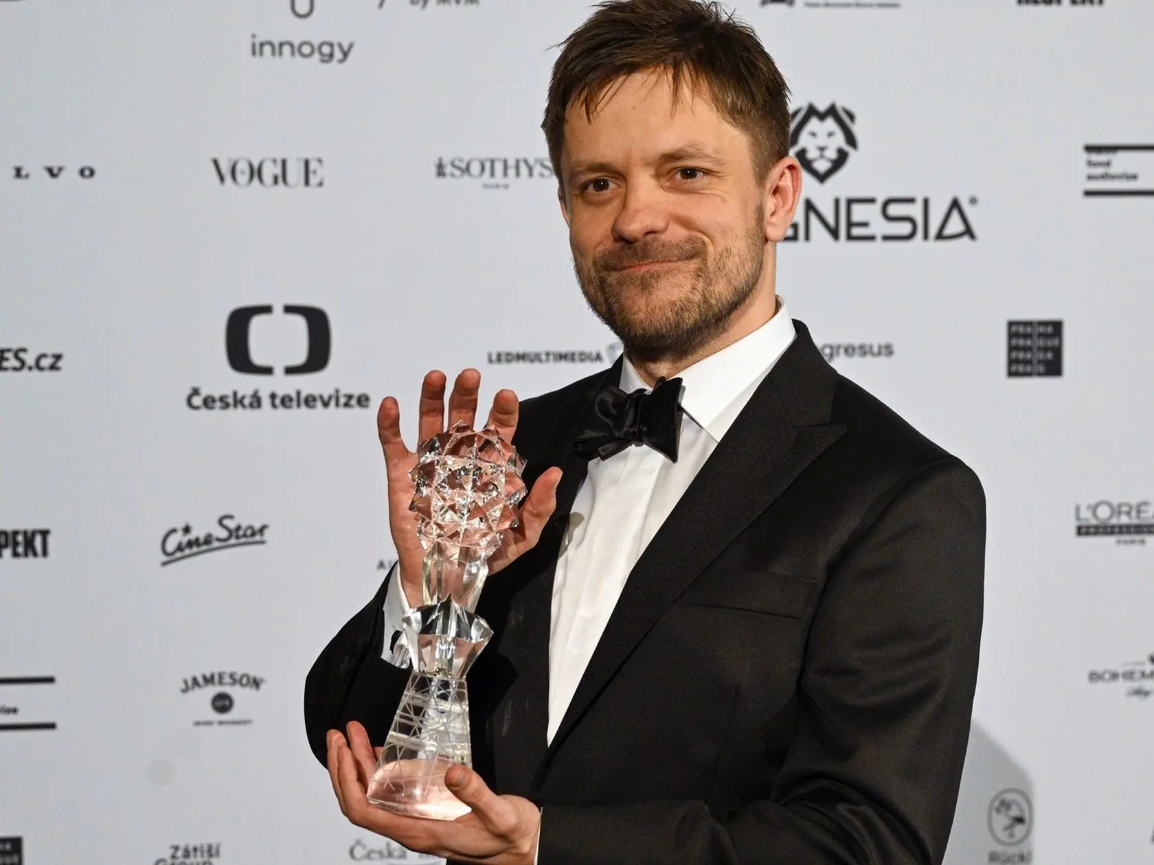 Cenu za najlepší scenár získal Jiří Mádl za film Vlny.