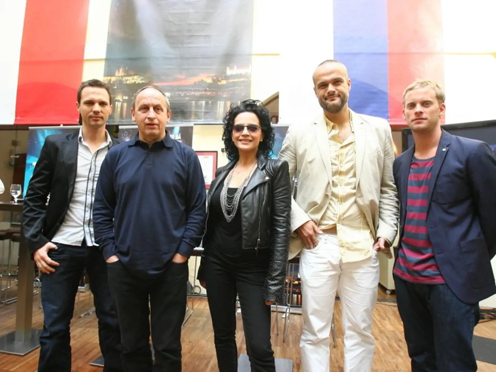 Obklopená mužmi v talentovej šou. Zľava: Martin Pyco Rausch, Jan Kraus, Lucie Bílá, Jaroslav Slávik a Jakub Prachař.