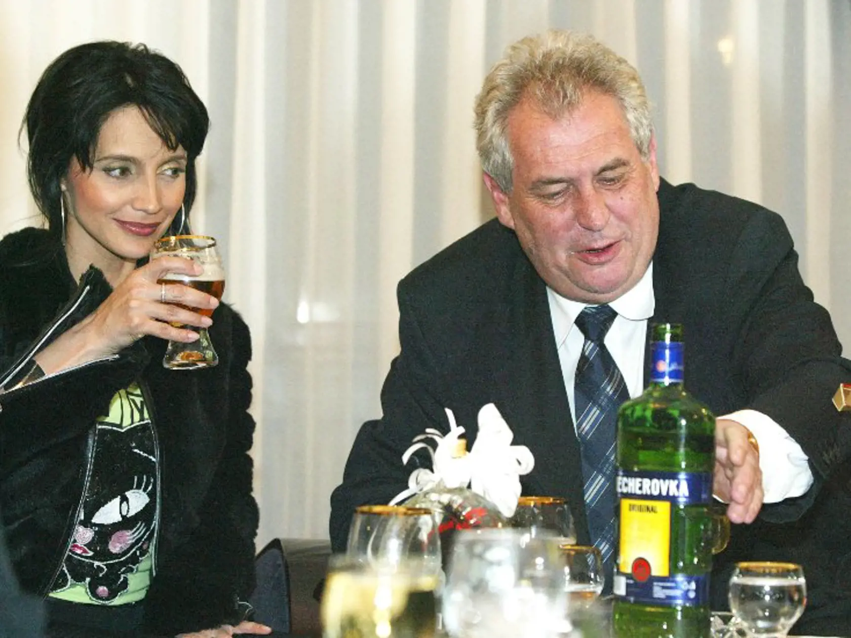 Každý po svojom: Miloš Zeman si pred rokmi v Moskve vychutnával becherovku, speváčka Lucie Bílá sa venovala svojmu poháriku.