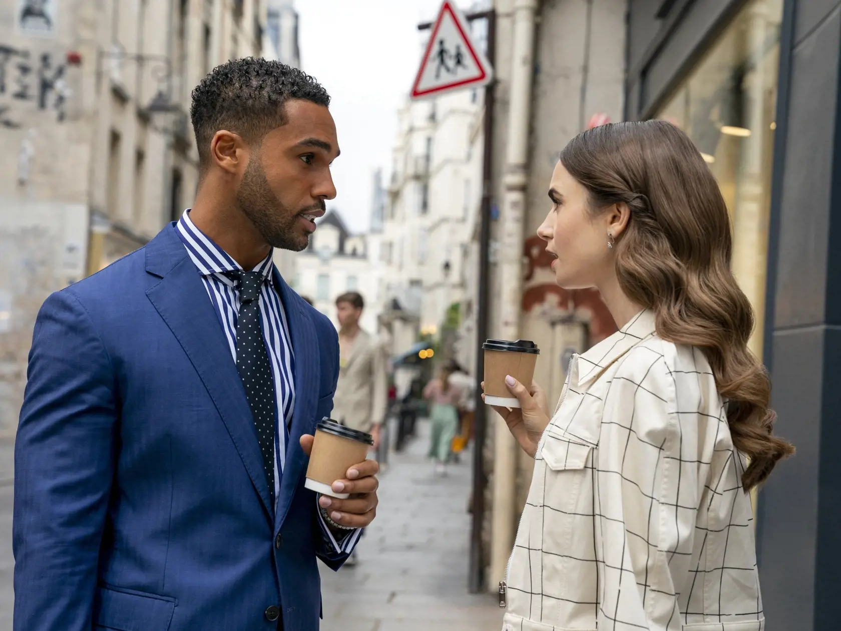 Lucien Laviscount sa vďaka seriálu Emily v Paríži stal miláčikom všetkých žien. V seriáli hral partnera herečke Lily Collins, dnes zdá sa robí šťastnou Shakiru.
