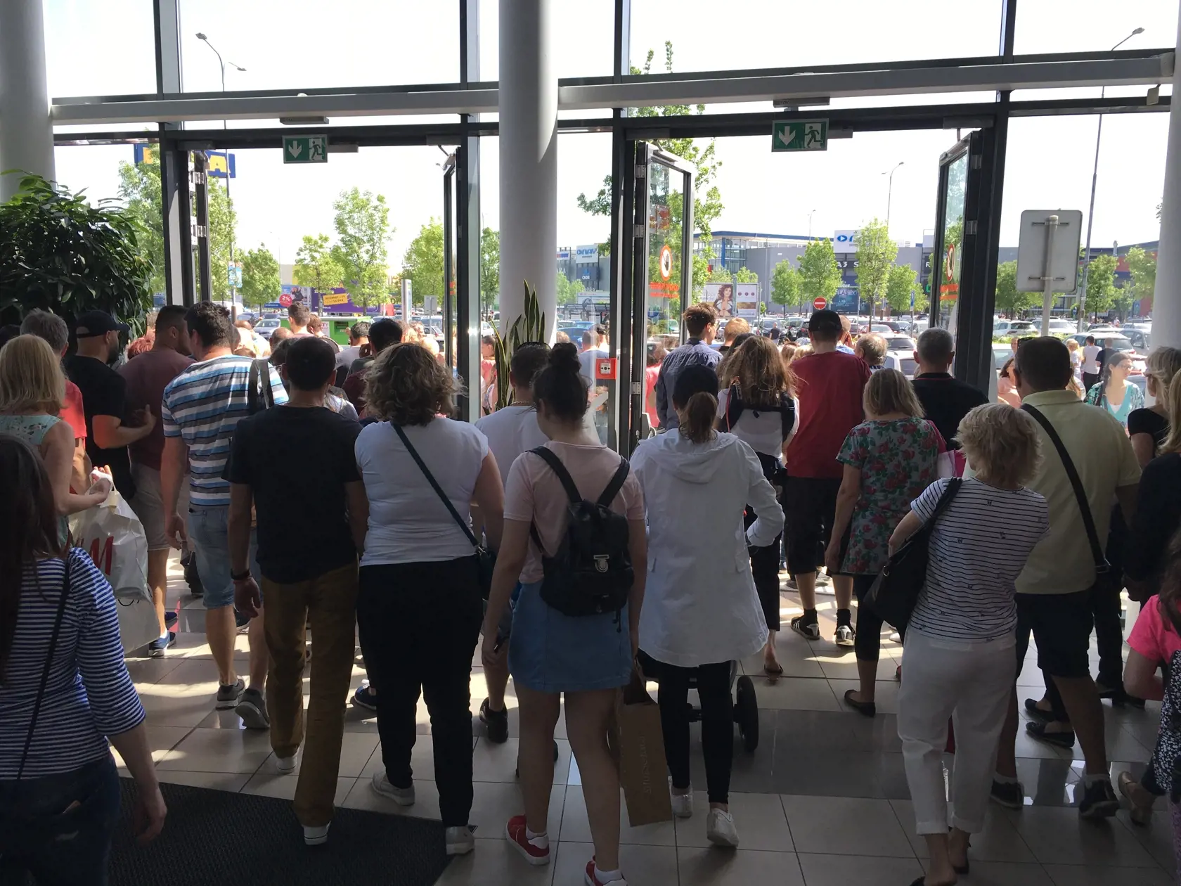 Nákupné centrum Avion evakuovali.