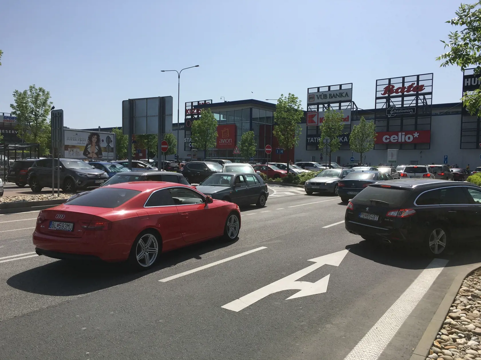 Nákupné centrum Avion evakuovali.