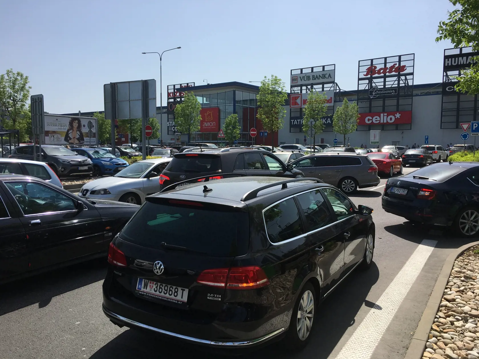 Nákupné centrum Avion evakuovali. 