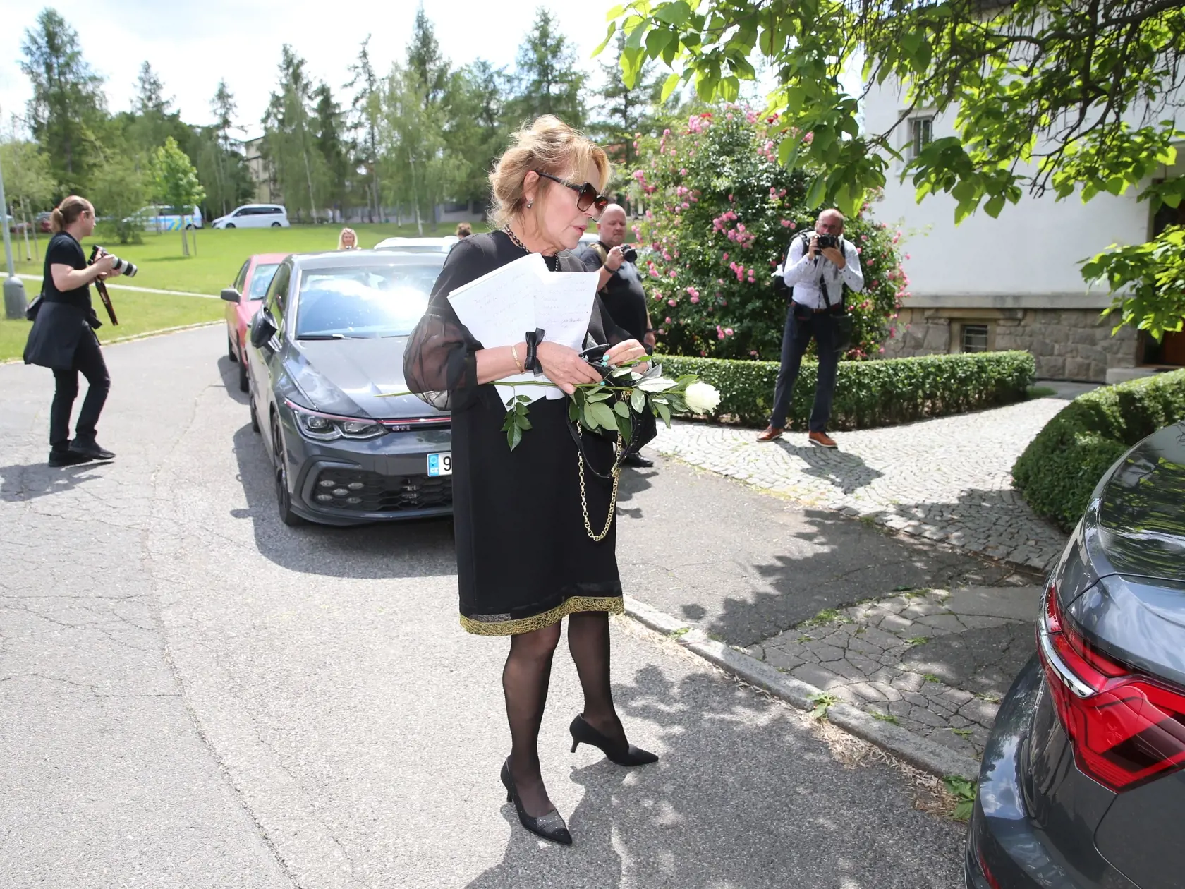 Posledná rozlúčka s hercom Josefom Abrhámom (†82). Na snímke Dagmar Havlová. Tá meškala a potom zdrhla hneď po svojej smútočnej reči.