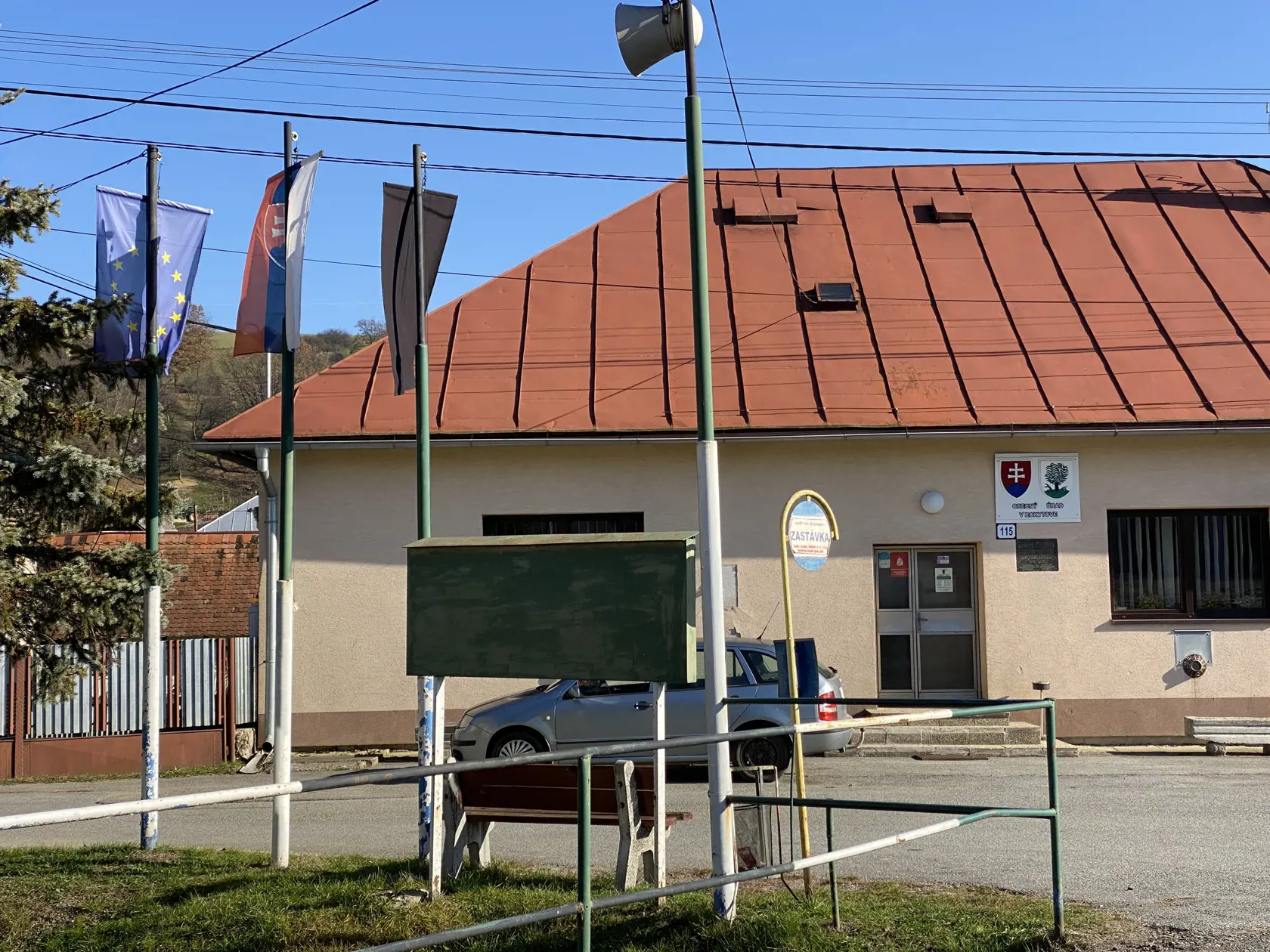 V obci Rokytov medzi obecným úradom a kostolom visí čierna zástava. 