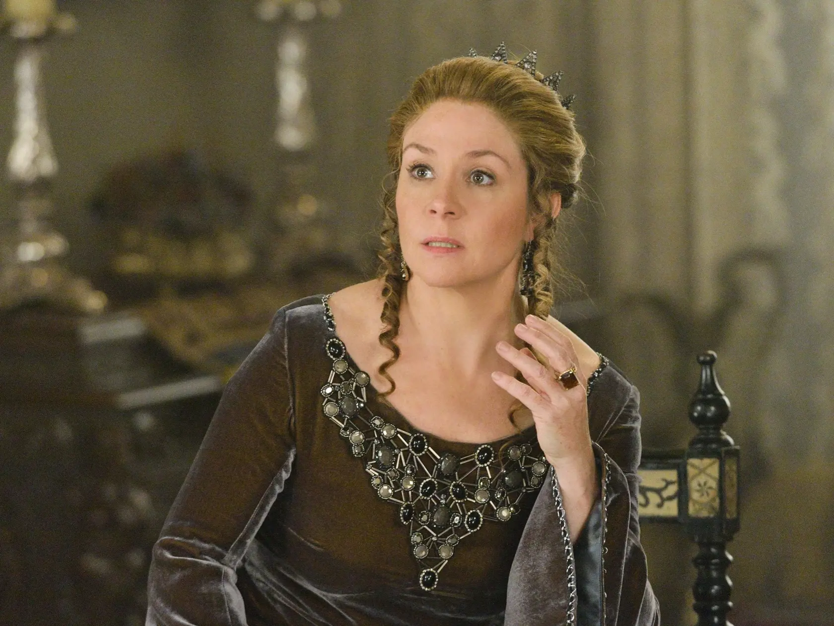 Megan Follows hviezdi v seriáli Vládkyňa.