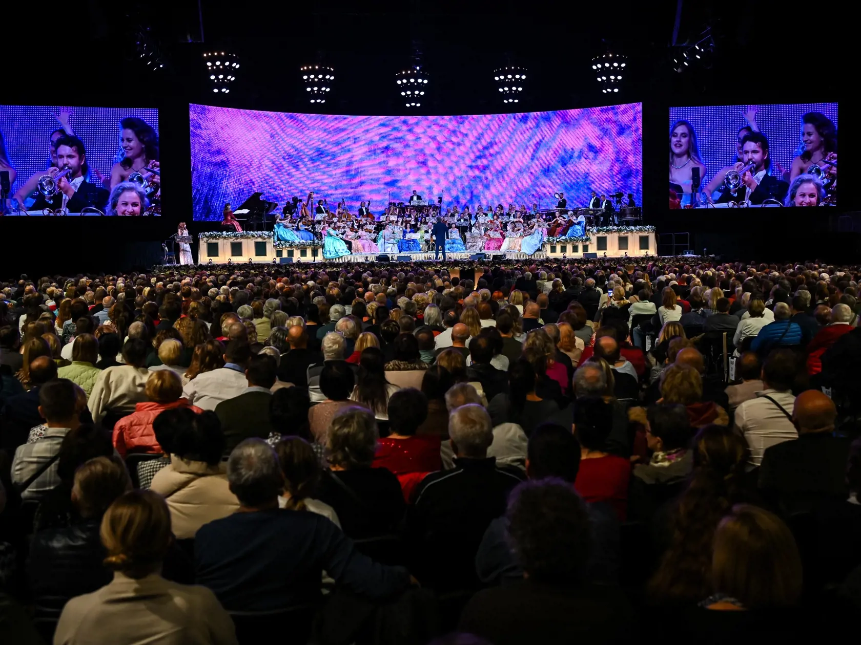 Na snímke svetoznámy holandský huslista a dirigent André Rieu (v pozadí uprostred) počas koncertu so 60-členným orchestrom Johanna Straussa v Bratislave 7. novembra 2024. FOTO TASR - Pavol Zachar