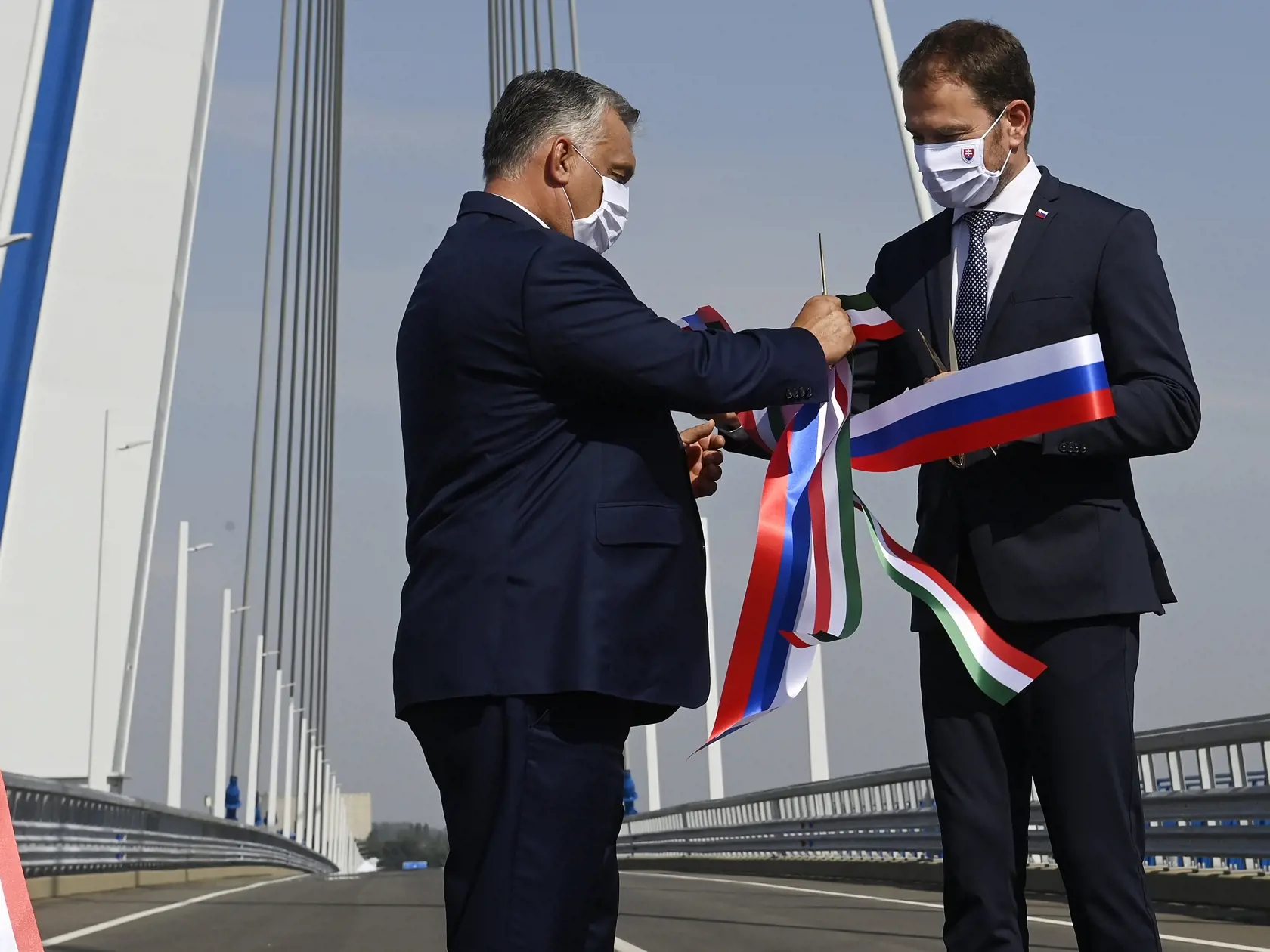 Slovenský expremiér Igor Matovič (vpravo) a maďarský premiér Viktor Orbán