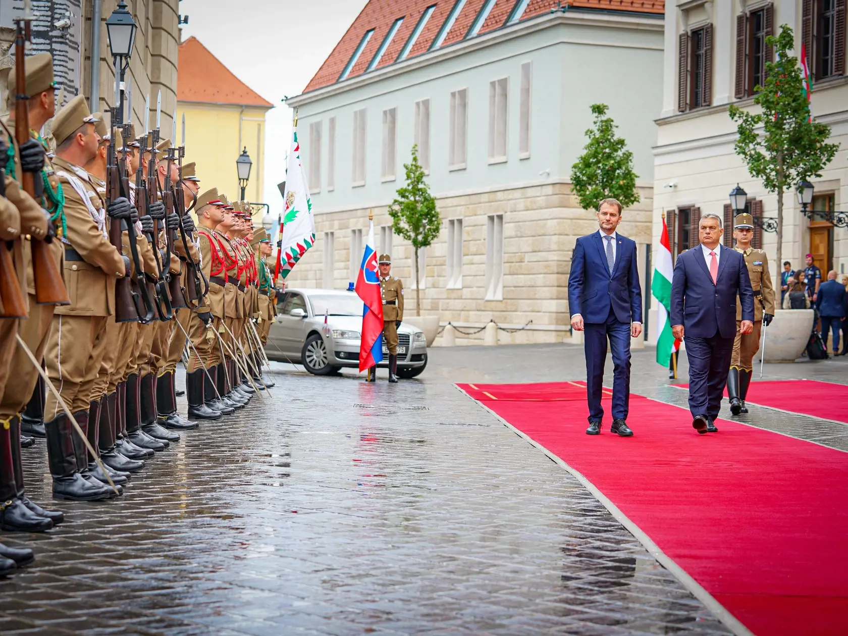 Slovenský expremiér Igor Matovič (vpravo) a maďarský premiér Viktor Orbán