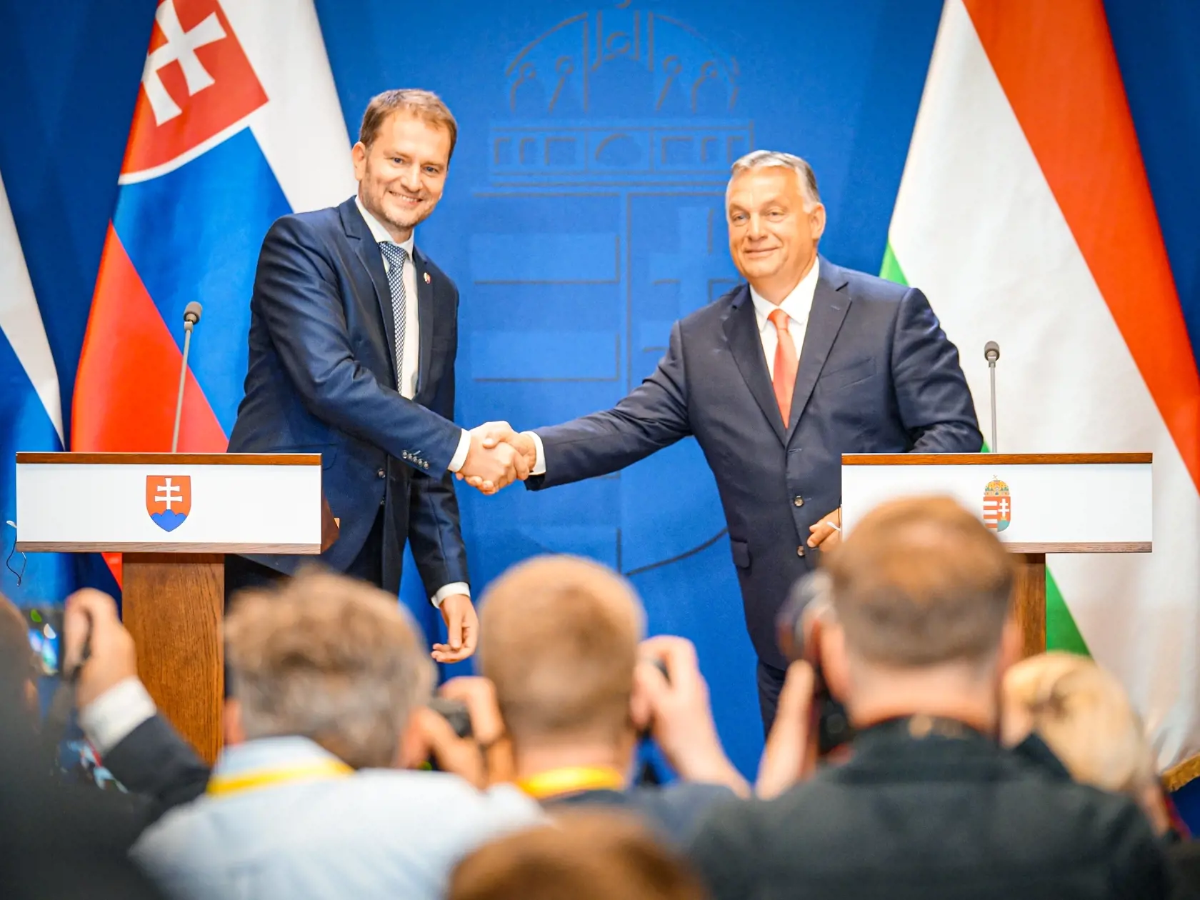 Slovenský expremiér Igor Matovič (vpravo) a maďarský premiér Viktor Orbán