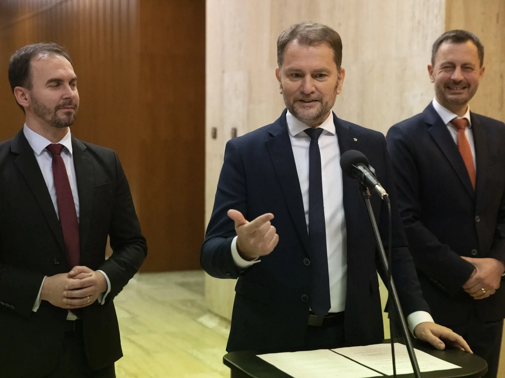 Fico vďačí pri víťazstve aj zmätku, ktorý spôsobil Igor Matovič. „Dokázal zo situácie, do ktorej dostali krajinu vlády Igora Matoviča a Eduarda Hegera, vyťažiť maximum,“ vysvetľuje. Pravda je, že Smer by nebol až taký silný, ak by neboli jeho protivníci až katastrofálne slabí. „Navyše predchádzajúca koalícia tak dlho strašila návratom Smeru, až sa toho voliči prestali obávať,“ smeruje politológ kritiku na predchádzajúce vlády.