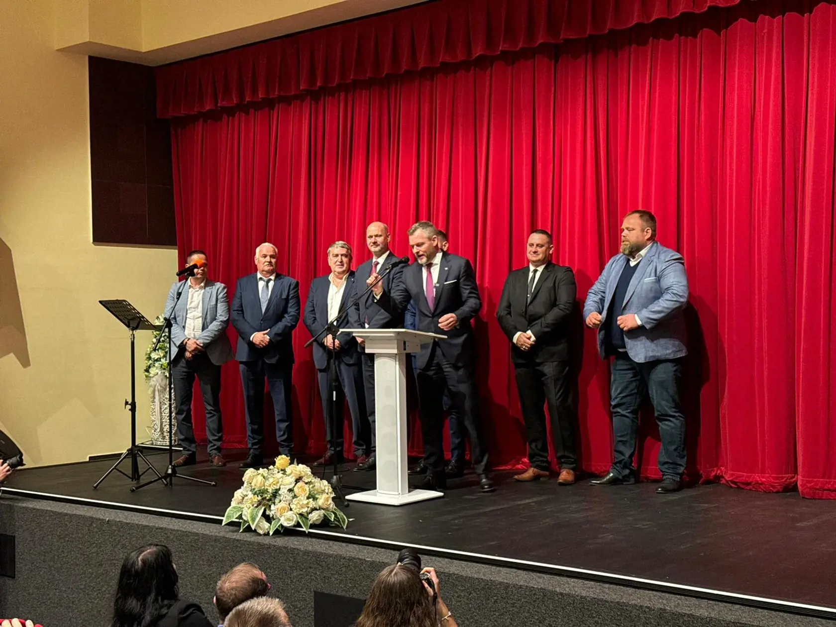 Stretnutie kandidáta na prezidenta Petra Pellegriniho, ktoré zorganizoval bývalý poslanec Gyimesi v jeho rodnom Kráľovskom Chlmci.
