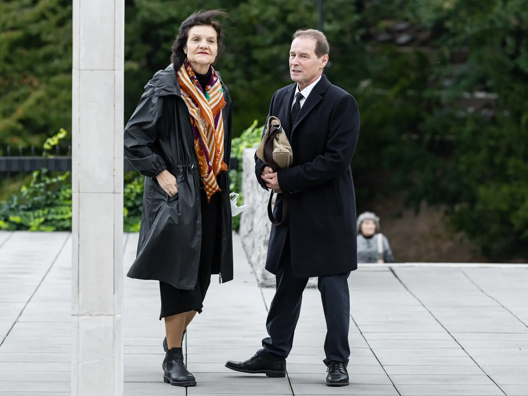 Posledná rozlúčka s herečkou Evou Rysovou v bratislavskom krematóriu. Na snímke Ján Gallovič a Jana Oľhová.
